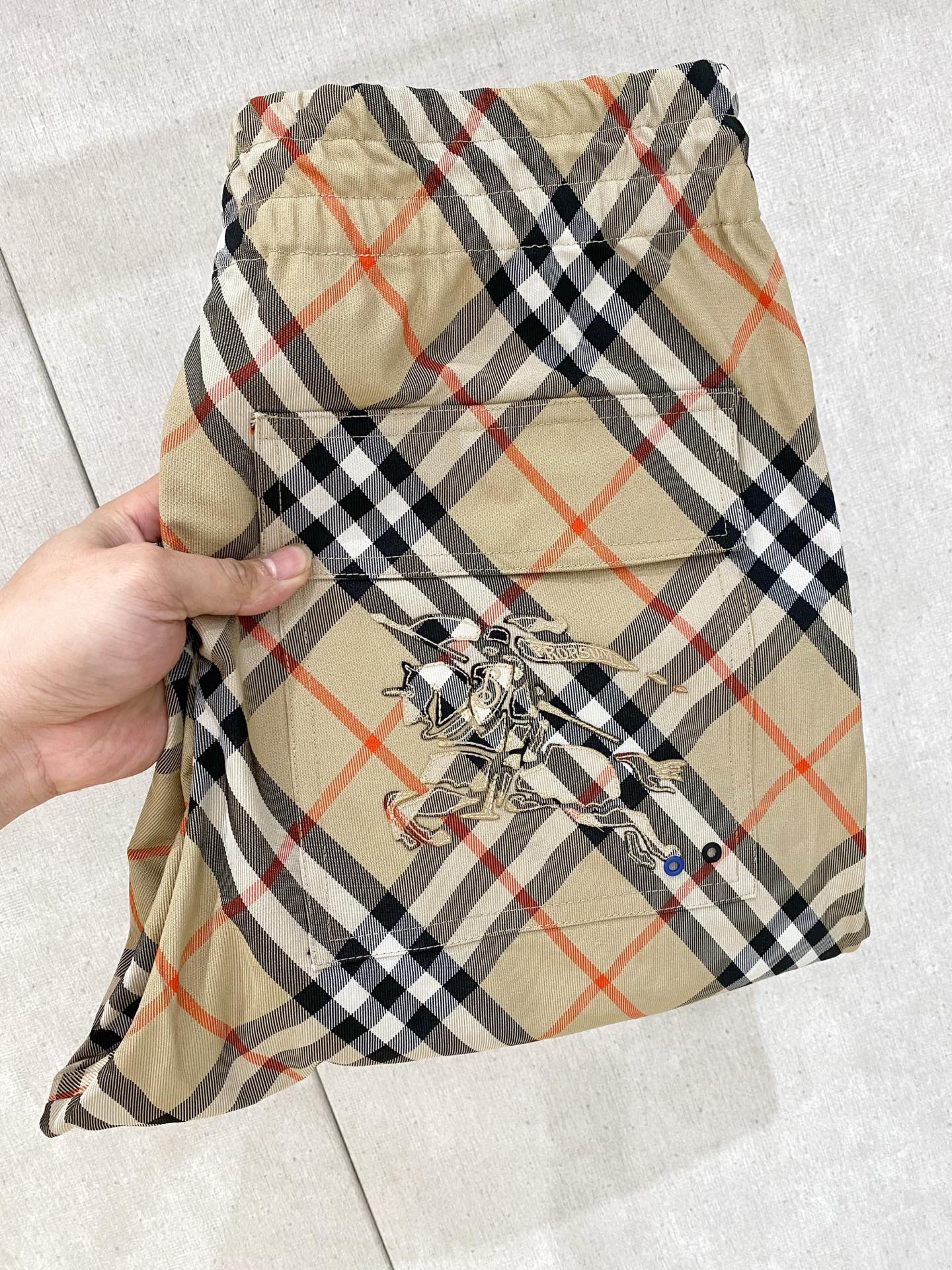 NO:129291,Burberry Top version 5s Spring and Summer New casual shorts Custom fabric Custom LOGO, excellent comfort and strong hand touch. Very high recognition Custom imported fabric Fine workmanship [code number] M-3Xl.,,burberry, shorts,alexander wang19860909巴宝莉 顶级版本 5s 春夏新款休闲短裤 定制面料 定制LOGO ,舒适度极好,手触感强烈.辨识度极高 定制进口面料 做工精细【码数】 M-3Xl.,,burberry,shorts,alexander wang,Men's clothing