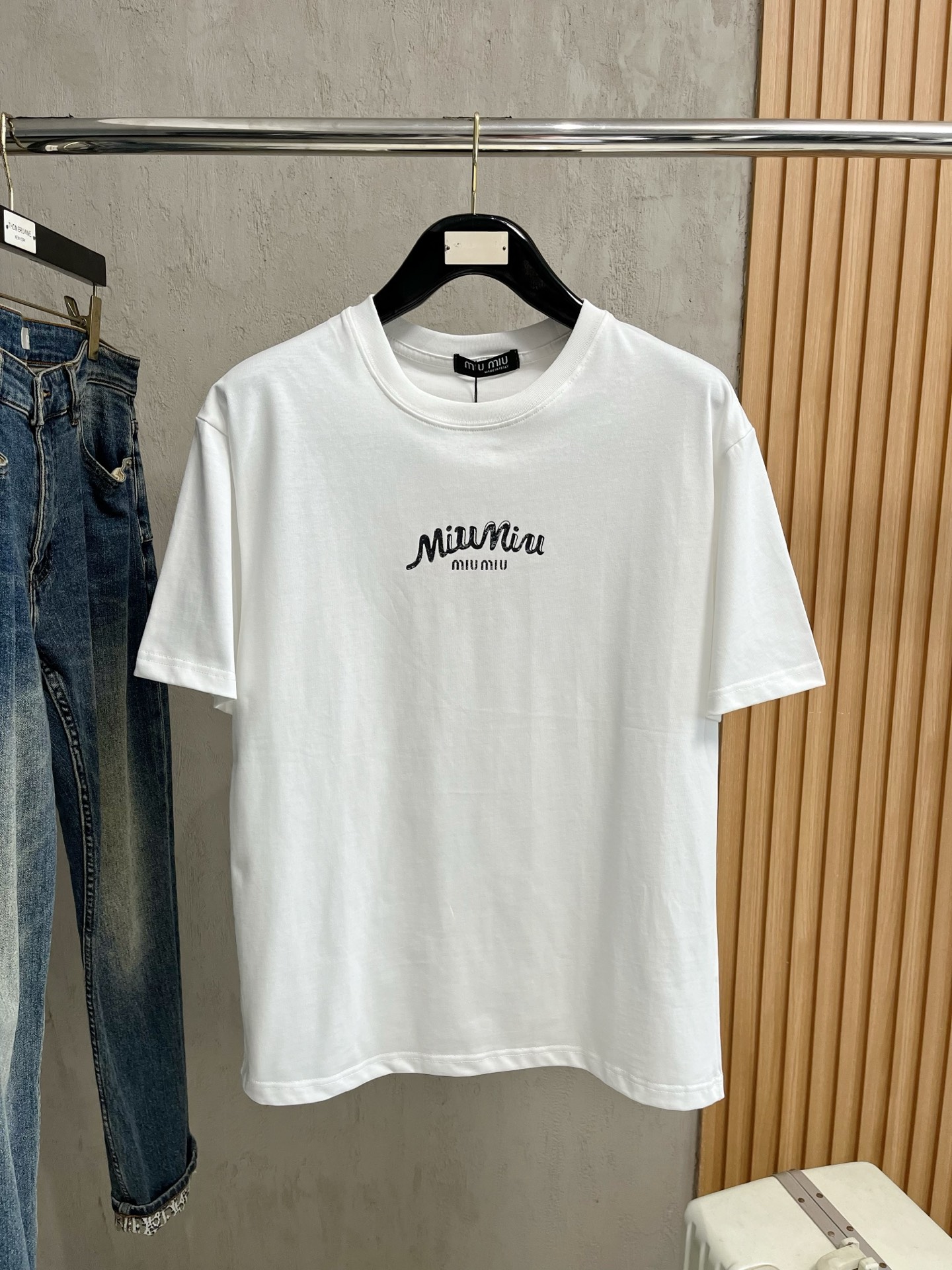 NO:443560,Ssmiumiu pure cotton latest fabric (highest version) classic logo pattern logo fashionable simple trendy short sleeves, top quality counter original single short sleeves, top production craft imported fabrics, unique design of counter style, using imported high-end customized fabrics. The official website is on sale!  Excellent fabric pattern, size..Black and white M-3XL,,miumiu,T-shirt,alexander wang19860909ssmiumiu纯棉最新面料（最高版本）经典标识图案logo时尚简约潮流短袖,最顶级的品质专柜原单短袖,顶级制作工艺进口面料,专柜款独特设计,采用进口高端订制面料.官网在售！面料版型超赞 码数..黑白色 M-3XL,,miumiu,T-shirt,alexander wang,Men's clothing