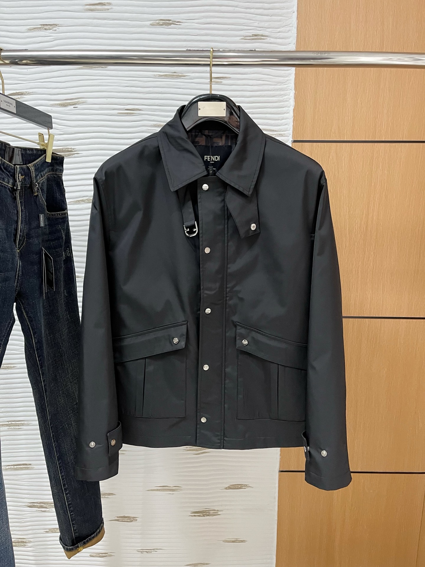 NO:130879,.FD 2025 spring new jacket jacket, the new product on the show is perfect, comfortable and warm, the three standards have a complete color and full and attractive color, and the very outstanding design easily advances the sense of fashion, the workmanship is extremely exquisite and rigorous, and the wiring is neat and meticulous!  A masterpiece of a big-name designer!  The upper body doesn't look bloated and super handsome!  Spot code M ~ XXXL,,jackets & coats,jackets & coats,alexander wang19860909.FD 2025春季新款夹克外套,秀场新品品相非常完美,舒适保暖,三标齐全色泽饱满诱人,非常出彩的设计,轻松将时髦感进阶,做工极为考究严谨,走线工整细致！大牌设计师巨作！上身不显臃肿、超级帅气！现货码数M ～ XXXL,,jackets & coats,jackets & coats,alexander wang,Men's clothing