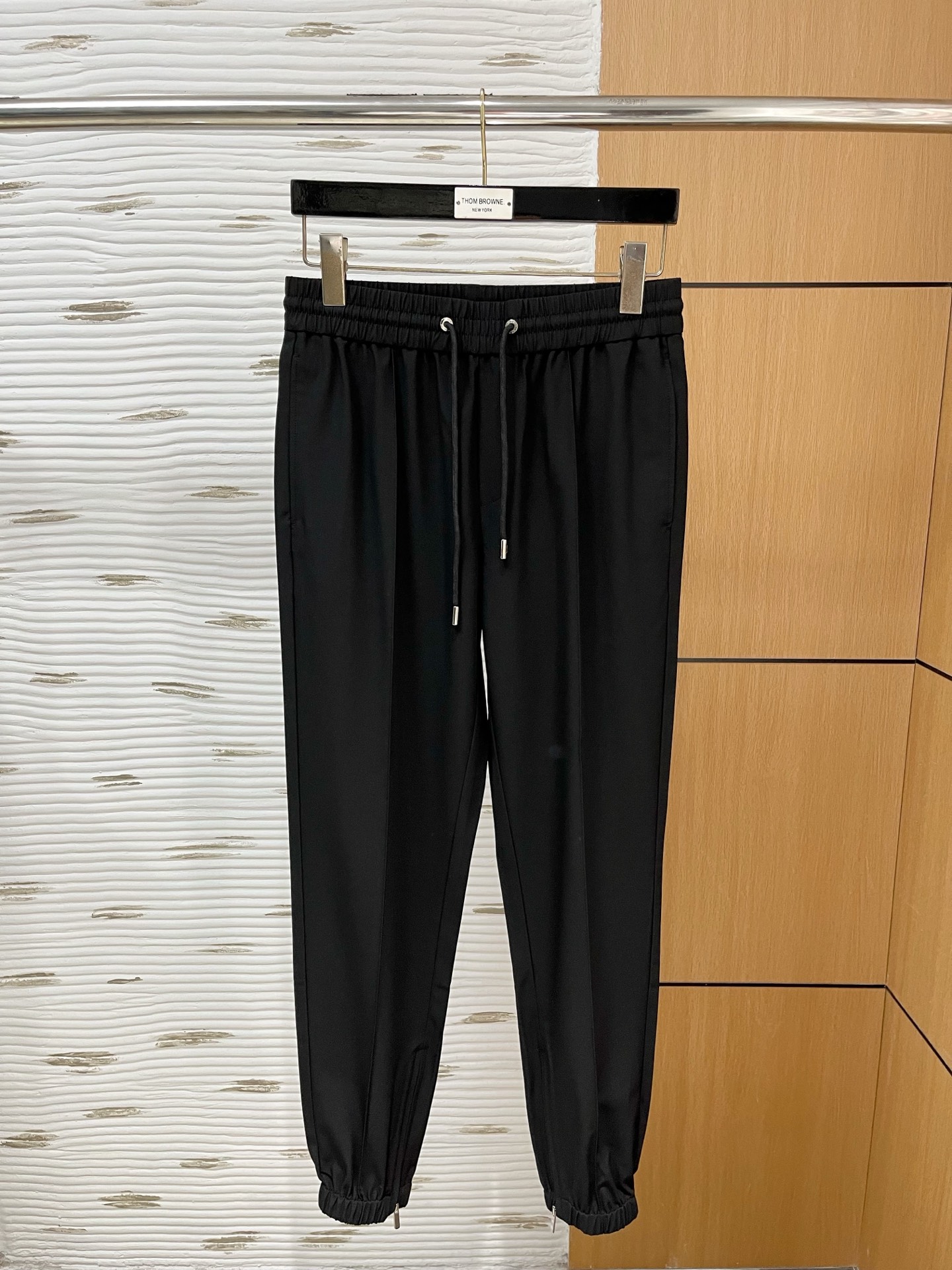 NO:161783,The counter official website will be released simultaneously! All accessories are customized for original products, and the trading company's genuine product orders. High-end custom imported fabrics are extracted from natural plant fibers. They are thinner than ordinary cotton fabrics. They feel soft and comfortable to wear. They are not easy to irritate the skin. The fabric is hygroscopic and breathable. Size: s-2xl,,alexander wang19860909专柜官网同步发售！辅料全部原版定制出品,贸易公司真品订单.高级定制进口面料,以天然植物纖維提炼出来,比一般棉织物轻薄 手感柔软,穿着舒适 完全不易有刺激皮肤 面料吸湿性、透气性良好 尺码: s-2xl,,alexander wang,Men's clothing