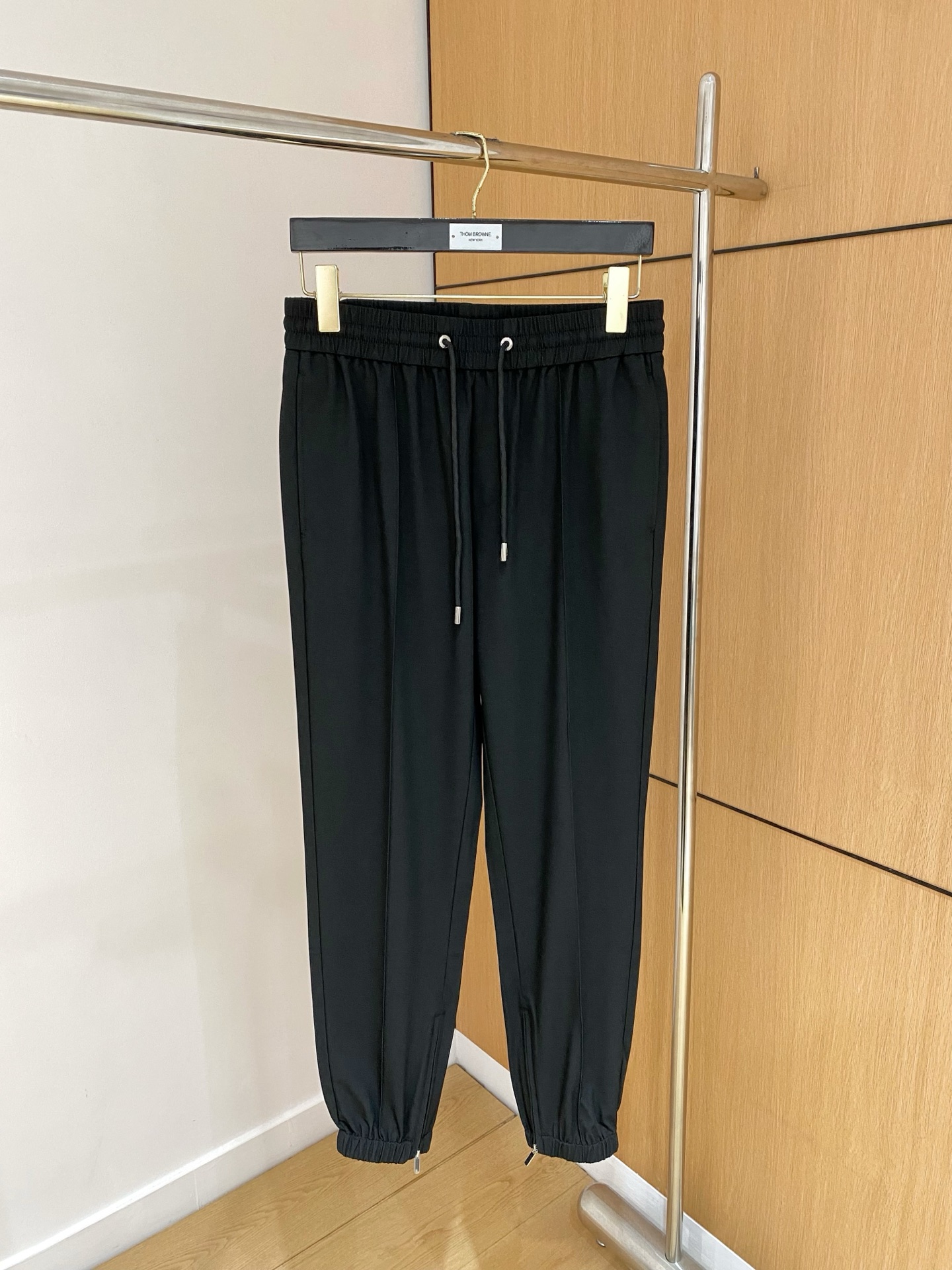 NO:133284,The counter official website will be released simultaneously! All accessories are customized for original products, and the trading company's genuine product orders. High-end custom imported fabrics are extracted from natural plant fibers. They are thinner than ordinary cotton fabrics. They feel soft and comfortable to wear. They are not easy to irritate the skin. The fabric is hygroscopic and breathable. Size: s-2xl,,alexander wang19860909专柜官网同步发售！辅料全部原版定制出品,贸易公司真品订单.高级定制进口面料,以天然植物纖維提炼出来,比一般棉织物轻薄 手感柔软,穿着舒适 完全不易有刺激皮肤 面料吸湿性、透气性良好 尺码: s-2xl,,alexander wang,Men's clothing