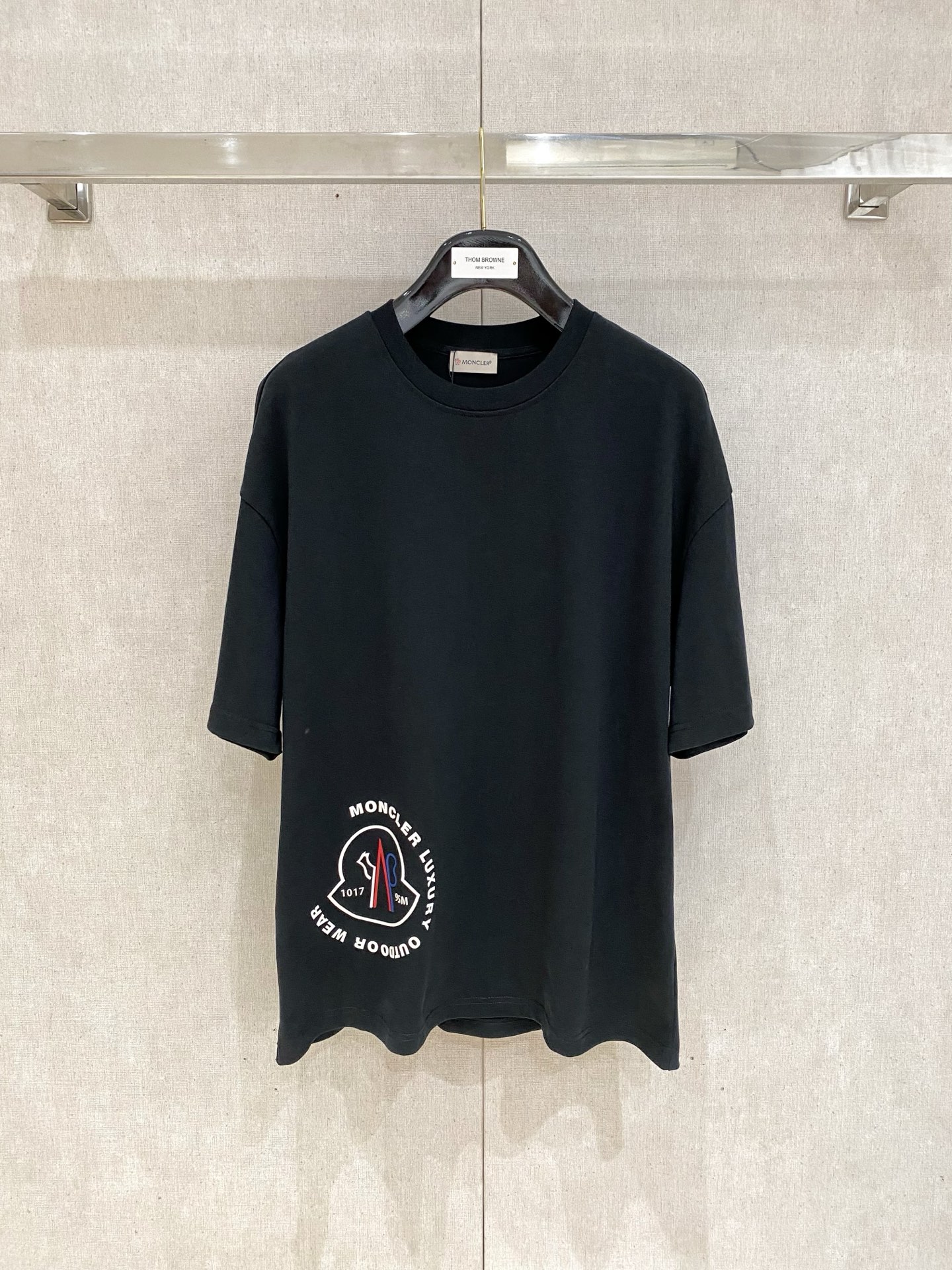 Moncler 蒙口  2025ss新款章仔印花短袖T恤 

标志性的字母图案...