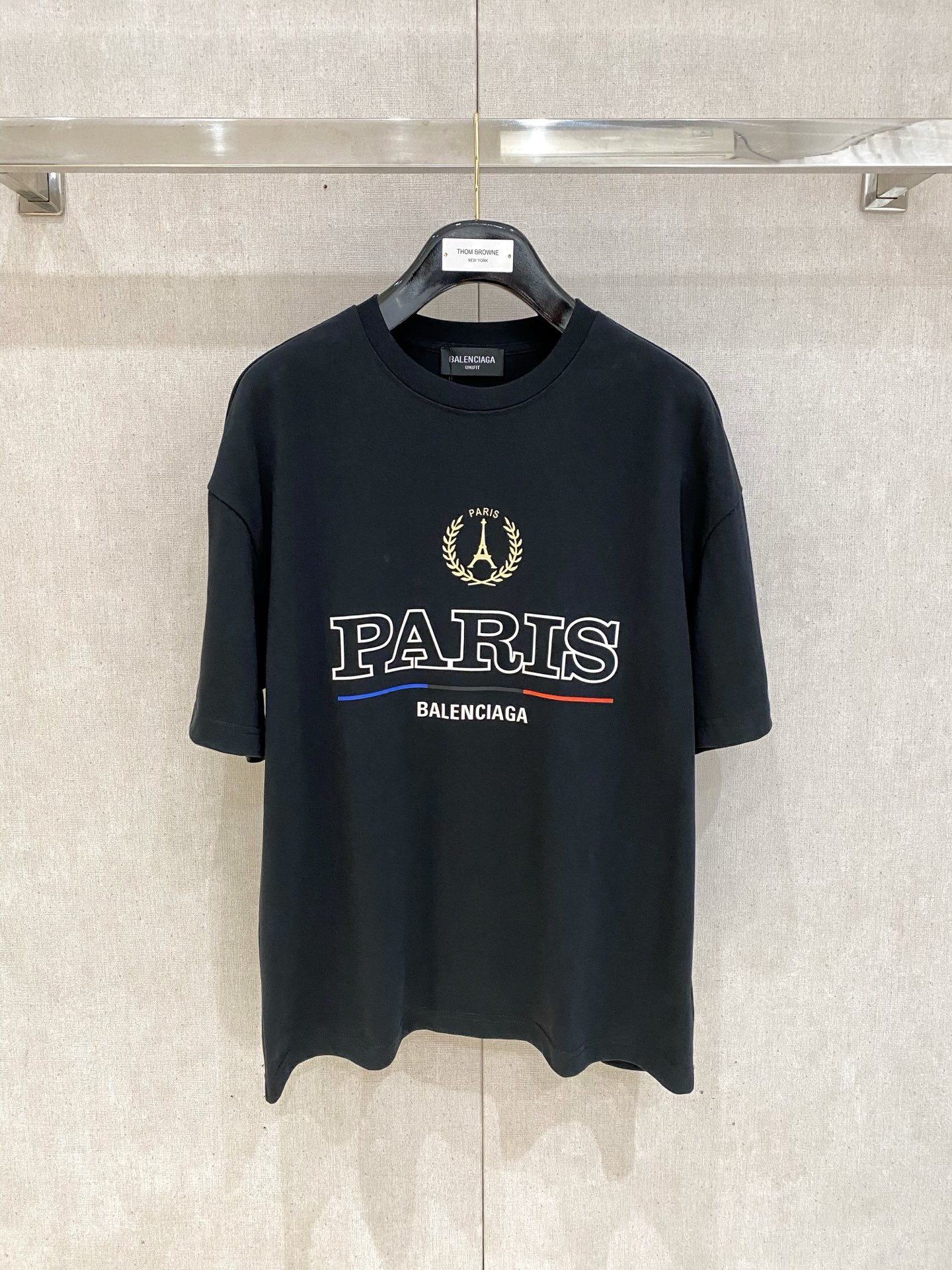 NO:162046,Balenciaga 2025SS early spring new product, catwalk printed cotton round neck short-sleeved T-shirt, custom high-stack pure cotton fabric, front letter printed pattern, extremely recognizable. The upper body effect is explosive. The versatile item for thousands of years is true. The same style for men and women, full of details. Don’t hesitate, the versatile king of all seasons. Men and women, two colors recommended. Size S-XL OS version. It is recommended to place an order. S bust 112 shoulder width 56. L long 70.5 M bust 116 shoulder width 58. L long 72.5 L bust 120 shoulder width 59. L long 74.5 XL bust 124 shoulder width 60. L long 76.5  Manual measurement error of 1-3cm belongs to the normal range, balenciaga, T-shirt,tees, t-shirt,alexander wang19860909巴黎世家 2025SS早春新品 走秀款印花棉质圆领短袖 T恤,定制高支纯棉面料打造,前幅字母印花图案,辨识度极高.上身效果炸裂.万年百搭单品属实啦. 男女同款,细节元素满满. 不用犹豫啦, 四季的百搭王. 男女同款 两色推荐 尺码S-XL OS版 下单建议报身高体重 S 胸围112 肩宽56 衣长70.5 M 胸围116肩宽58 衣长72.5 L 胸围120 肩宽59 衣长74.5 XL胸围124肩宽60 衣长76.5 手工测量1-3cm误差属正常范围,,balenciaga,T-shirt,tees，t-shirt,alexander wang,Men's clothing