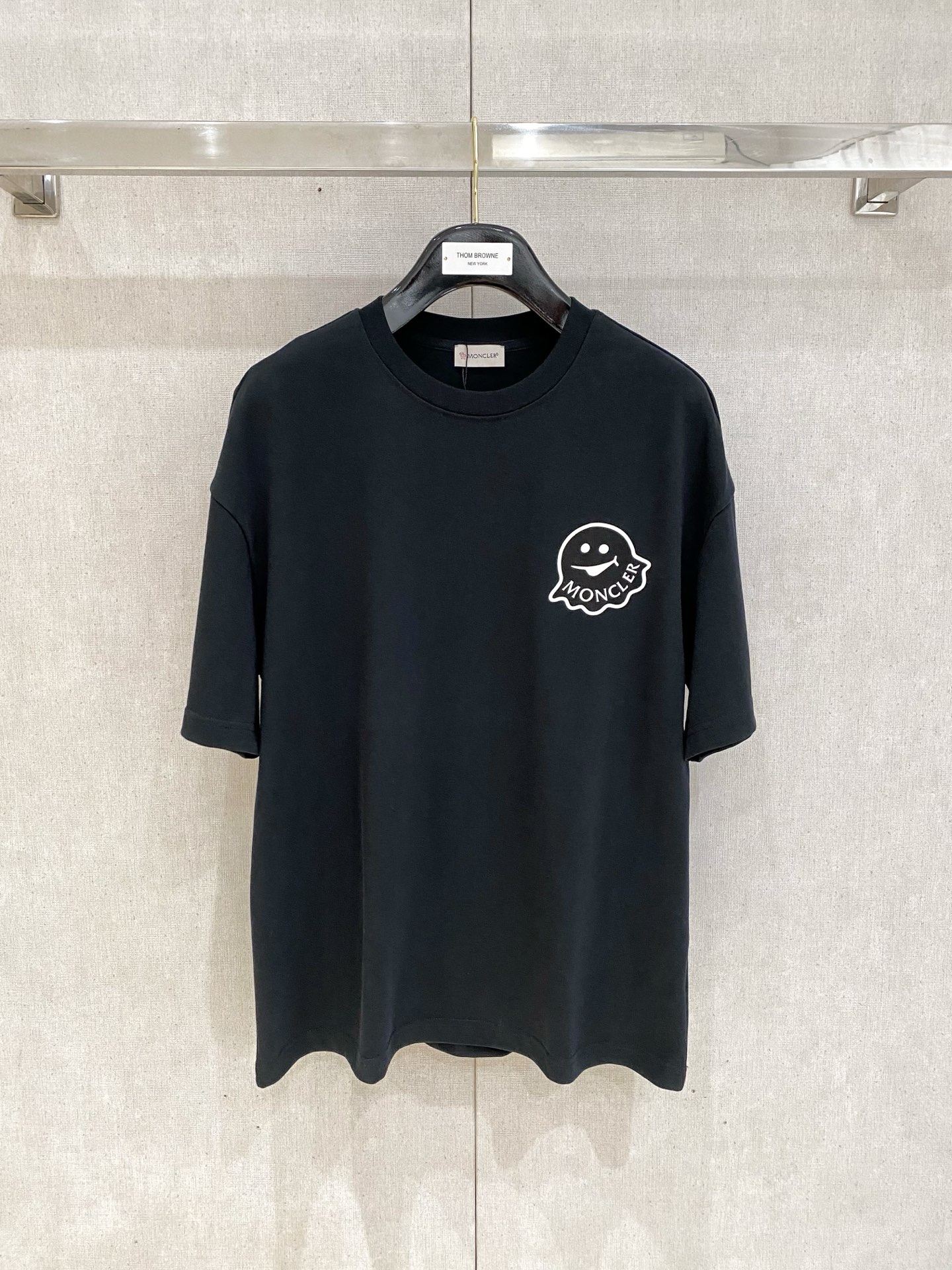 NO:162056,Moncler 2025ss new Zhangzi printed short-sleeved T-shirt. The iconic letter pattern is designed with the atmospheric, fashionable, elegant and charming single products that have achieved the most popular and trendy icon... The overall three-dimensional jacquard process is made of advanced digital equipment stamping carving. The concave and convex three-dimensional logo presents an extraordinary texture, clean, neat and impeccable, and the degree of meticulousness has reached the level of art. Men and women same style. Recommended for two colors. Black, white. Size S-XL OS version. It is recommended to place an order. S bust 112. Shoulder width 56. L. Bust 116. Shoulder width 58. L. Bust 120. Shoulder width 59. XL bust 124. Shoulder width 60. L. Garment length 76.5  Manual measurement error of 1-3cm belongs to the normal range, christian louboutin, Moncler, T-shirt, tees, t-shirt, alexander wang19860909Moncler 蒙口 2025ss新款章仔印花短袖T恤 标志性的字母图案为设计特色隶属大气时尚高雅魅力的单品成就最火最潮的icon... 整体造型立体提花工艺采用先进的数械设备冲压式雕花制作而成,凹凸有致的立体Logo呈现不一般的质感,干净俐落无懈可击,细致化程度已经达到艺术品级别了. 男女同款 两色推荐 黑色 白色 尺码S-XL OS版 下单建议报身高体重 S 胸围112 肩宽56 衣长70.5 M 胸围116肩宽58 衣长72.5 L 胸围120 肩宽59 衣长74.5 XL胸围124肩宽60 衣长76.5 手工测量1-3cm误差属正常范围,,christian louboutin,Moncler,T-shirt,tees，t-shirt,alexander wang,Men's clothing