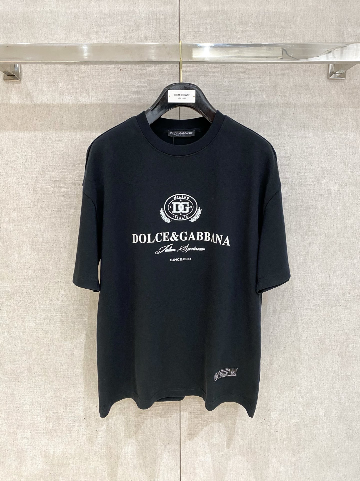 NO:162058,DOLCE&GABBANA -DG Recommended!  New ss summer clothing products, special counters for sale, latest series of pattern logo short-sleeved T-shirts, a rhythm that everyone must have!  Imported top combed cotton fabric is extremely skin-friendly and comfortable. It is very delicate to touch, has a good texture, and perfectly reflects three-dimensionality. It is in line with the brand's consistent design style. It is a very good overall style. It is completely fine to wear it alone. The same style as men and women. Recommended for two colors. Black and white. Size S-XL OS version. It is recommended to place an order. S bust 112. Shoulder width 56. L. Bust 116. Shoulder width 58. L. Bust 120. Shoulder width 59. L. Bust 74.5. XL bust 124. Shoulder width 60. L. G. length 76.5. Manual measurement 1-3cm error belongs to the normal range., Dolce & Gabbana, Dolce & Gabbana, T-shirt,tees, t-shirt,alexander wang19860909DOLCE&GABBANA 杜嘉班纳 -DG 重磅推荐！ss夏装新品 专柜在售 最新系列图案logo短袖T恤 必须人手一件的节奏！ 进口顶极精梳棉面料,极为亲肤舒适 摸上去非常的细腻,质感很好,完美体现立体感 符合品牌一贯设计风格,整体非常不错的一款,内搭单穿都完全没问题 男女同款 两色推荐 黑色 白色 尺码S-XL OS版 下单建议报身高体重 S 胸围112 肩宽56 衣长70.5 M 胸围116肩宽58 衣长72.5 L 胸围120 肩宽59 衣长74.5 XL胸围124肩宽60 衣长76.5 手工测量1-3cm误差属正常范围,,Dolce&Gabbana,Dolce&Gabbana,Dolce&Gabbana,T-shirt,tees，t-shirt,alexander wang,Men's clothing