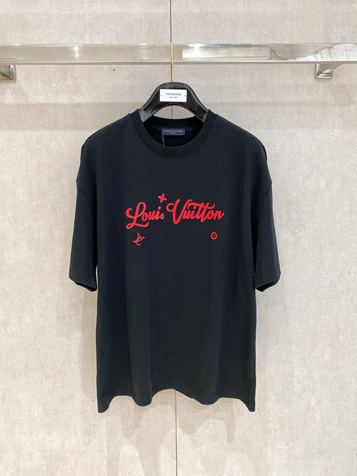 NO:162035,LouisVuitton 2025 Spring and Summer Series Front and Back Logo Decoration Cotton Short-sleeved T-shirt for men and women!  Undoubted trendy harvester, full of BIGGER feel!  It is still the same high-value style as ever, giving the high street a brand new charm and top-level ready-to-wear!  Very suitable for spring and summer, it can meet all your outfit requirements. It is made of plain cotton cloth, soft and smooth, and it is excellent in skin-friendly and breathable!  The front of the garment is decorated with 1V logo and embellished. The new plastic craft logo is laminated with high-temperature silicone cushion. It is full and delicate and three-dimensional. The back is decorated with hot air balloon printing, which echoes the front and back, highlighting the brand design, and fully displays the exquisite details and interprets elegant and fashionable!  Loose style cuts, which are casual and fashionable without too much matching. Everyone can create their own unique dressing taste!  Men and women, two colors recommended, white and black Size S-XL OS version, recommended to place an order, louis vuitton,louis vuitton,t-shirt,tees,t-shirt,alexander wang19860909LouisVuitton 路易威登 2025春夏系列前后标识装饰男女同款棉质短袖T恤！毋庸置疑的潮流收割机, 满满的BIGGER感！ 还是一如既往的高颜值款式, 将高街赋予全新的魅力与的顶级成衣！非常适合春夏的时尚短Tee, 它可以满足你所有的穿搭要求, 平纹棉布制作而成, 触感柔软滑腻, 着穿亲肤感与透气性都堪称绝佳！衣身前幅1V标识装饰缀饰, 全新滴塑胶质工艺标识采用高温硅胶垫层压烫, 饱满细腻立体感十足, 后幅采用热气球印花装饰, 前后相呼应, 凸显品牌设计, 尽展精致细节诠释优雅时尚！宽松版型剪裁, 不需要过多搭配就很有休闲时尚感, 每个人都能打造出属于自己的独特穿衣品味！ 男女同款 两色推荐 白色、黑色 尺码S-XL OS版 下单建议报身高体重,,louis vuitton,louis vuitton,T-shirt,tees，t-shirt,alexander wang,Men's clothing