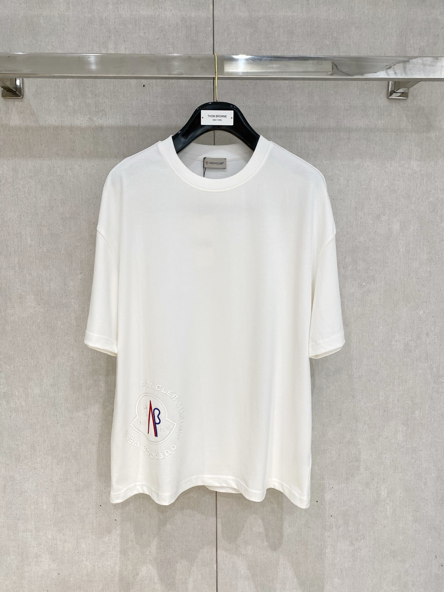 Moncler 蒙口  2025ss新款章仔印花短袖T恤 

标志性的字母图案...