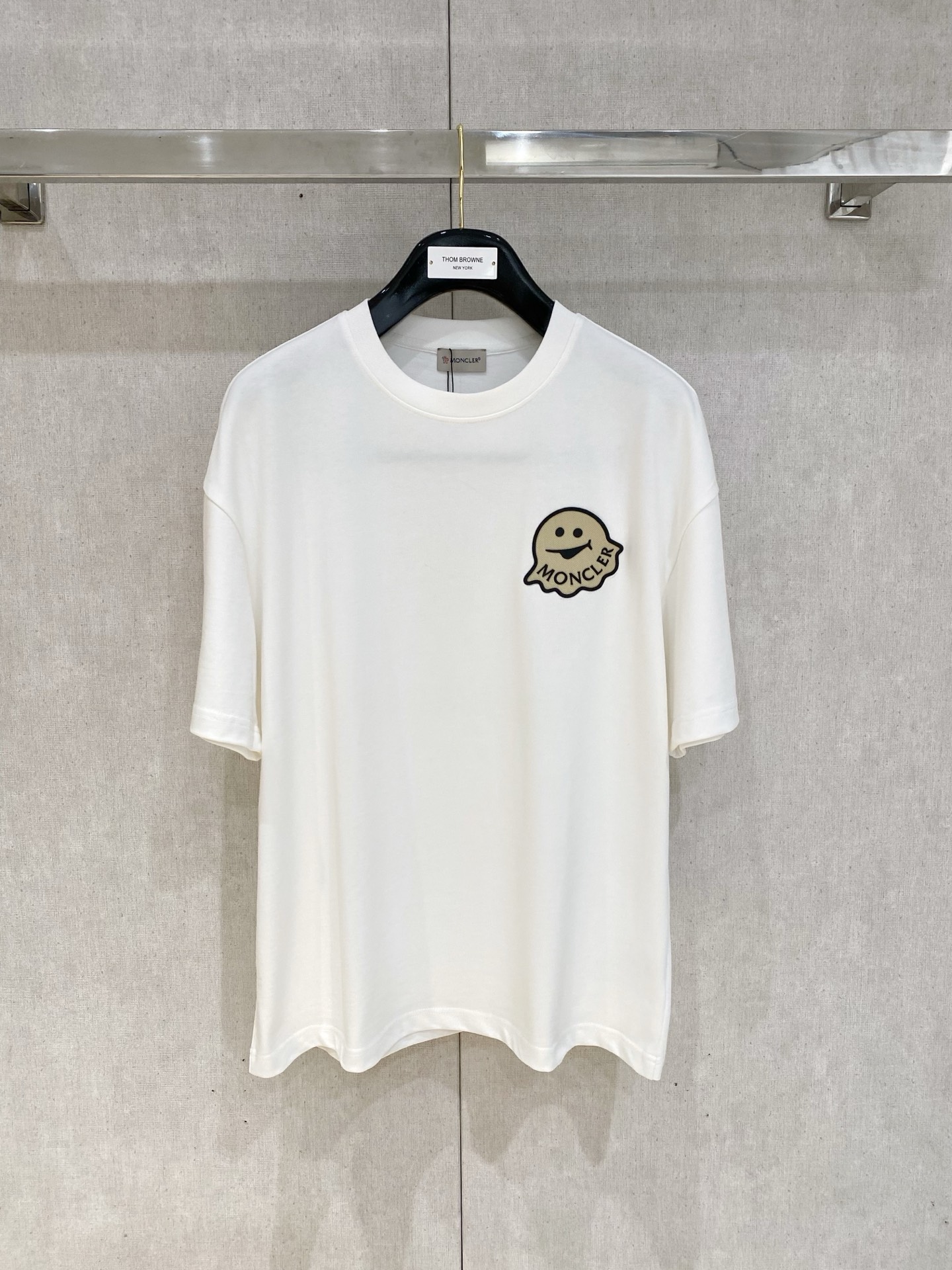 NO:162054,Moncler 2025ss new Zhangzi printed short-sleeved T-shirt. The iconic letter pattern is designed with the atmospheric, fashionable, elegant and charming single products that have achieved the most popular and trendy icon... The overall three-dimensional jacquard technology is made of advanced digital equipment stamping carving. The concave and convex three-dimensional logo presents an extraordinary texture, clean, neat and impeccable, and the degree of meticulousness has reached the level of art. Men and women same style. Recommended for two colors. Black, white. Size S-XL OS version. It is recommended to place an order. S bust 112. Shoulder width 56. L. Bust 116. Shoulder width 58. L. Bust 120. Shoulder width 59. XL bust 124. Shoulder width 60. L. Gown length 76.5  Manual measurement error of 1-3cm belongs to the normal range, christian louboutin, Moncler, T-shirt, tees, t-shirt, alexander wang19860909Moncler 蒙口 2025ss新款章仔印花短袖T恤 标志性的字母图案为设计特色隶属大气时尚高雅魅力的单品成就最火最潮的icon... 整体造型立体提花工艺采用先进的数械设备冲压式雕花制作而成,凹凸有致的立体Logo呈现不一般的质感,干净俐落无懈可击,细致化程度已经达到艺术品级别了. 男女同款 两色推荐 黑色 白色 尺码S-XL OS版 下单建议报身高体重 S 胸围112 肩宽56 衣长70.5 M 胸围116肩宽58 衣长72.5 L 胸围120 肩宽59 衣长74.5 XL胸围124肩宽60 衣长76.5 手工测量1-3cm误差属正常范围,,christian louboutin,Moncler,T-shirt,tees，t-shirt,alexander wang,Men's clothing