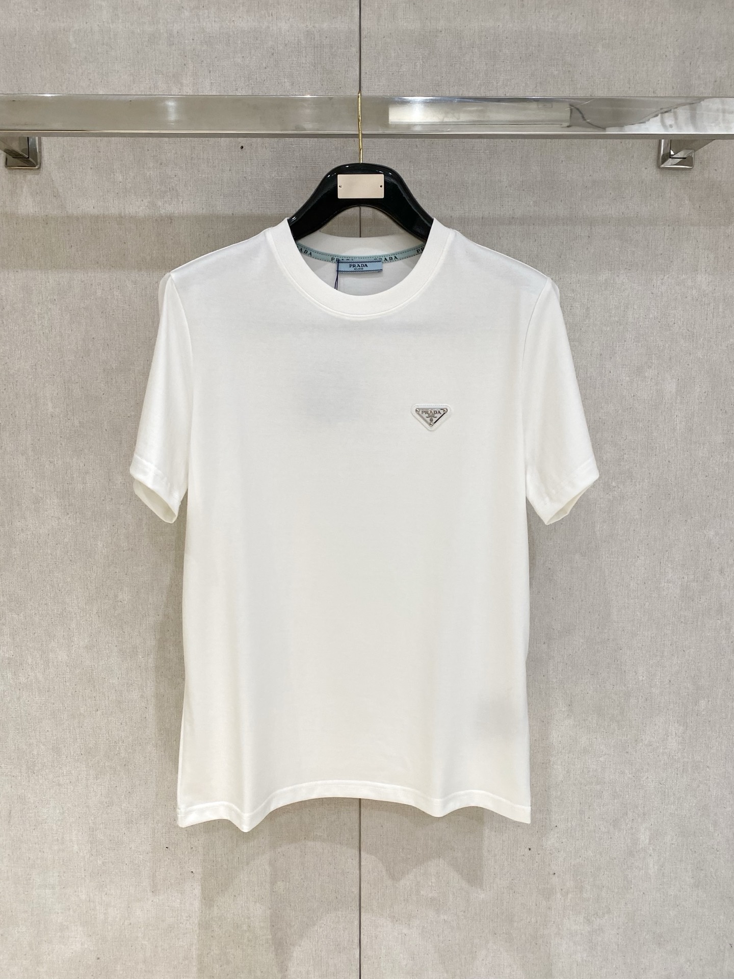 NO:757331,New Prada, high-end customization, 2026 spring and summer new style debut counter, the latest short-sleeved round neck T-shirt, high-end customization, avant-garde and fashionable design!  The brand logo is hand-painted with heavy craftsmanship. High-end customized cloud cotton fabric. Soft to the touch. Comfortable to wear. Exquisite stitching at the counter level. Fine workmanship. The upper body effect is incomparably handsome!  A must-have item for a stylish man!  Color Black White Orange Gray Blue Size S-2XL,, prada, T-shirt, tees, t-shirt,19860909新款普拉达 高端定制 2026春夏新款首发专柜最新款短袖圆领T恤 高端订制 设计前卫时尚！品牌logo重工艺手绘设计 高端定制云朵棉面料.手感柔软.穿着舒适.专柜级别精致车线.做工精细.上身效果无敌帅气！型男必备单品！ 颜色黑色 白色 橙色 灰色 蓝色 码数S-2XL,,prada,T-shirt,tees，t-shirt,,Men's clothing