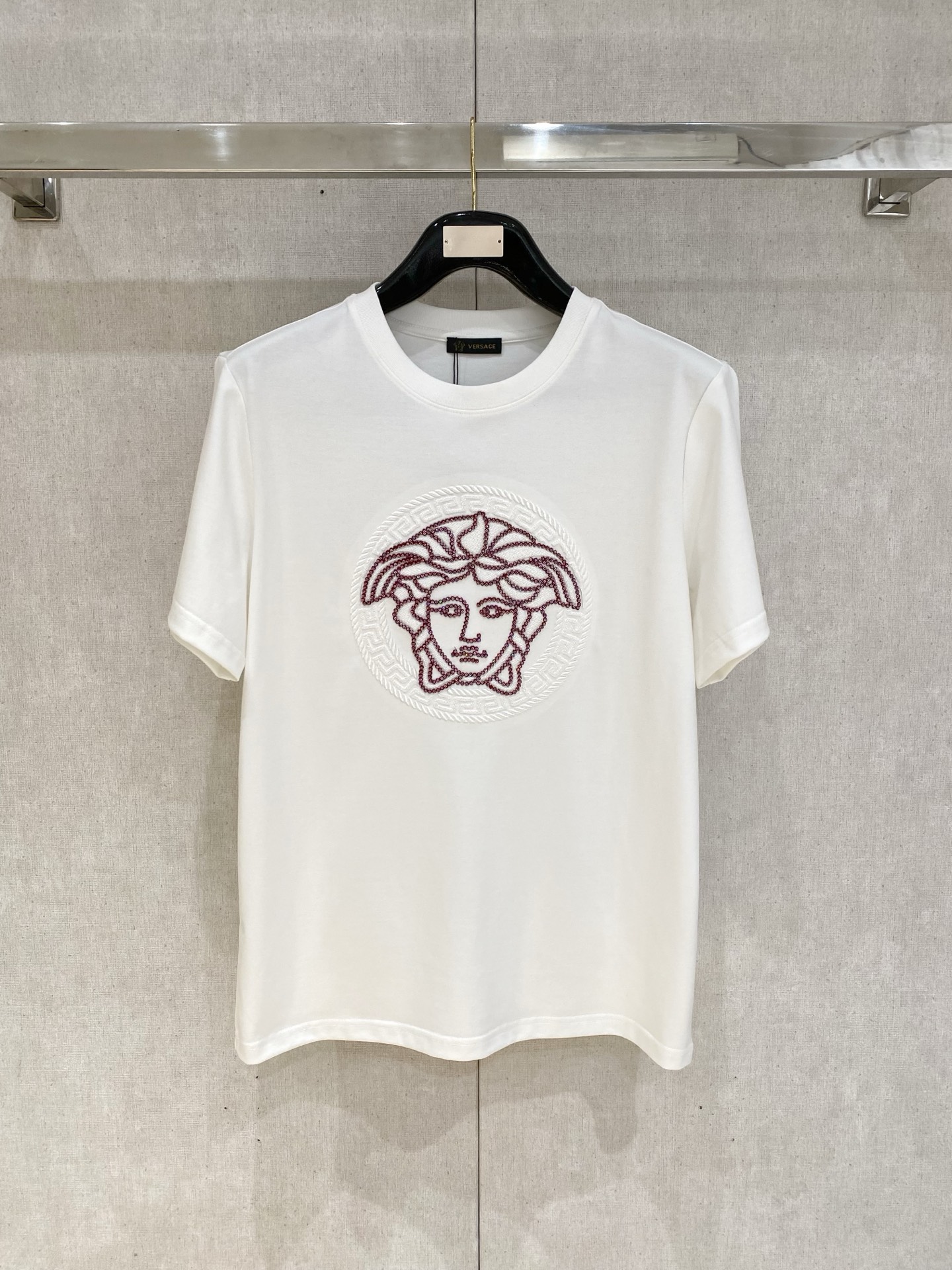 NO:757338,New Versace, high-end customization, 2026 spring and summer new style debut counter, the latest short-sleeved round neck T-shirt, high-end customization, avant-garde and fashionable design!  Brand logo embroidered sequins and heavy craft design. High-end customized cloud cotton fabric. Soft to the touch. Comfortable to wear. Exquisite stitching at the counter level. Fine workmanship. The upper body effect is incomparably handsome!  A must-have item for a stylish man!  Color Black White Size S-2XL,,versace,T-shirt,tees,t-shirt,19860909新款范思哲 高端定制 2026春夏新款首发专柜最新款短袖圆领T恤 高端订制 设计前卫时尚！品牌logo刺绣亮片重工艺设计 高端定制云朵棉面料.手感柔软.穿着舒适.专柜级别精致车线.做工精细.上身效果无敌帅气！型男必备单品！ 颜色黑色 白色 码数S-2XL,,versace,T-shirt,tees，t-shirt,,Men's clothing