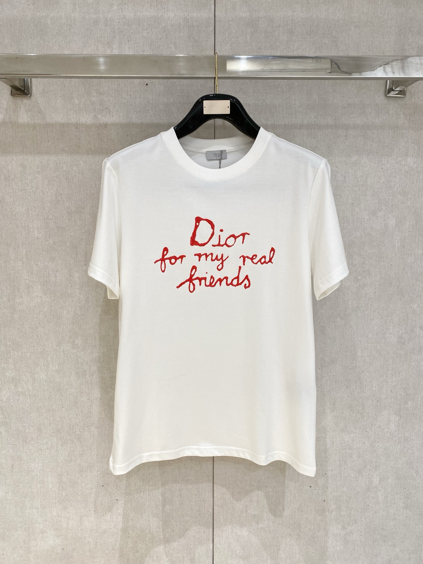 NO:757350,New Dior high-end customization 2026 spring and summer new debut counter latest short-sleeved round neck T-shirt high-end customization with avant-garde and fashionable design!  Brand logo letter craft design, high-end customized cloud cotton fabric. Soft feel. Comfortable to wear. Counter-level exquisite stitching. Fine workmanship. The upper body effect is incomparably handsome!  A must-have item for a stylish man!  Color Black White Size S-2XL,, dior, T-shirt, tees, t-shirt,19860909新款迪奥 高端定制 2026春夏新款首发专柜最新款短袖圆领T恤 高端订制 设计前卫时尚！品牌logo字母工艺设计 高端定制云朵棉面料.手感柔软.穿着舒适.专柜级别精致车线.做工精细.上身效果无敌帅气！型男必备单品！ 颜色黑色 白色 码数S-2XL,,dior,T-shirt,tees，t-shirt,,Men's clothing