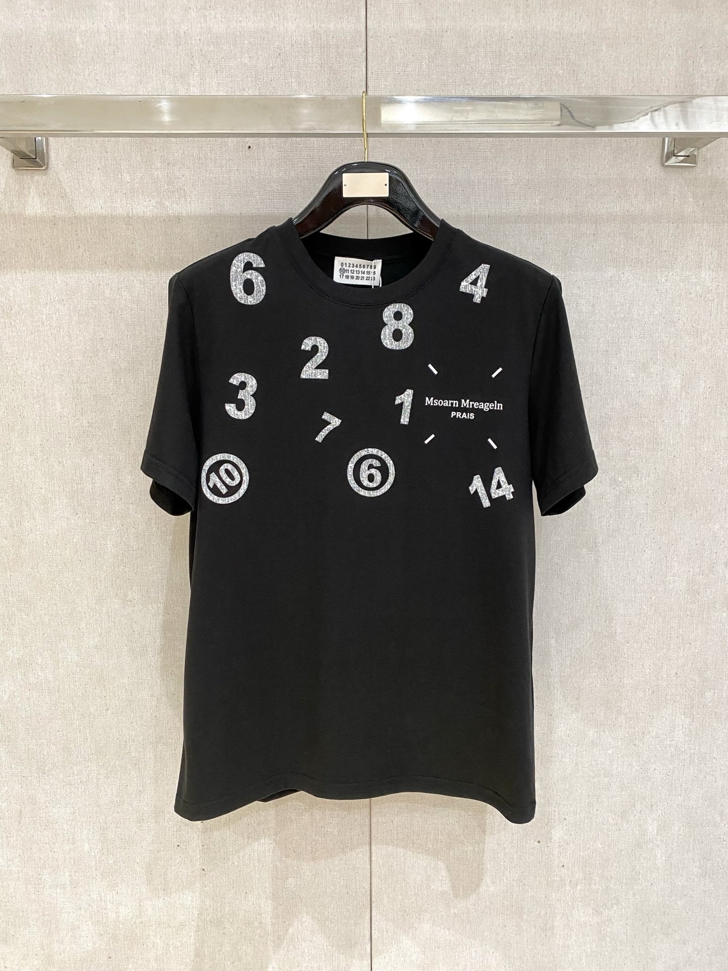 NO:453778,New Majira high-end customization, new spring and summer new first-time counter latest short-sleeved round-neck T-shirt, high-end customization, avant-garde and fashionable design!  Brand logo letter craft design High-end customized Yunduo cotton fabric. It feels soft and comfortable to wear. The counter-level exquisite car line is fine. The workmanship is exquisite. The upper body effect is invincible and handsome!  A must-have item for handsome men!  Color black white S-2XL,masion margiela,T-shirt,tees,t-shirt,alexander wang19860909新款马吉拉高端定制 春夏新款首发专柜最新款短袖圆领T恤 高端订制 设计前卫时尚！品牌logo字母工艺设计 高端定制云朵棉面料.手感柔软.穿着舒适.专柜级别精致车线.做工精细.上身效果无敌帅气！型男必备单品！ 颜色黑色 白色 码数S-2XL,,masion margiela,T-shirt,tees，t-shirt,alexander wang,Men's clothing