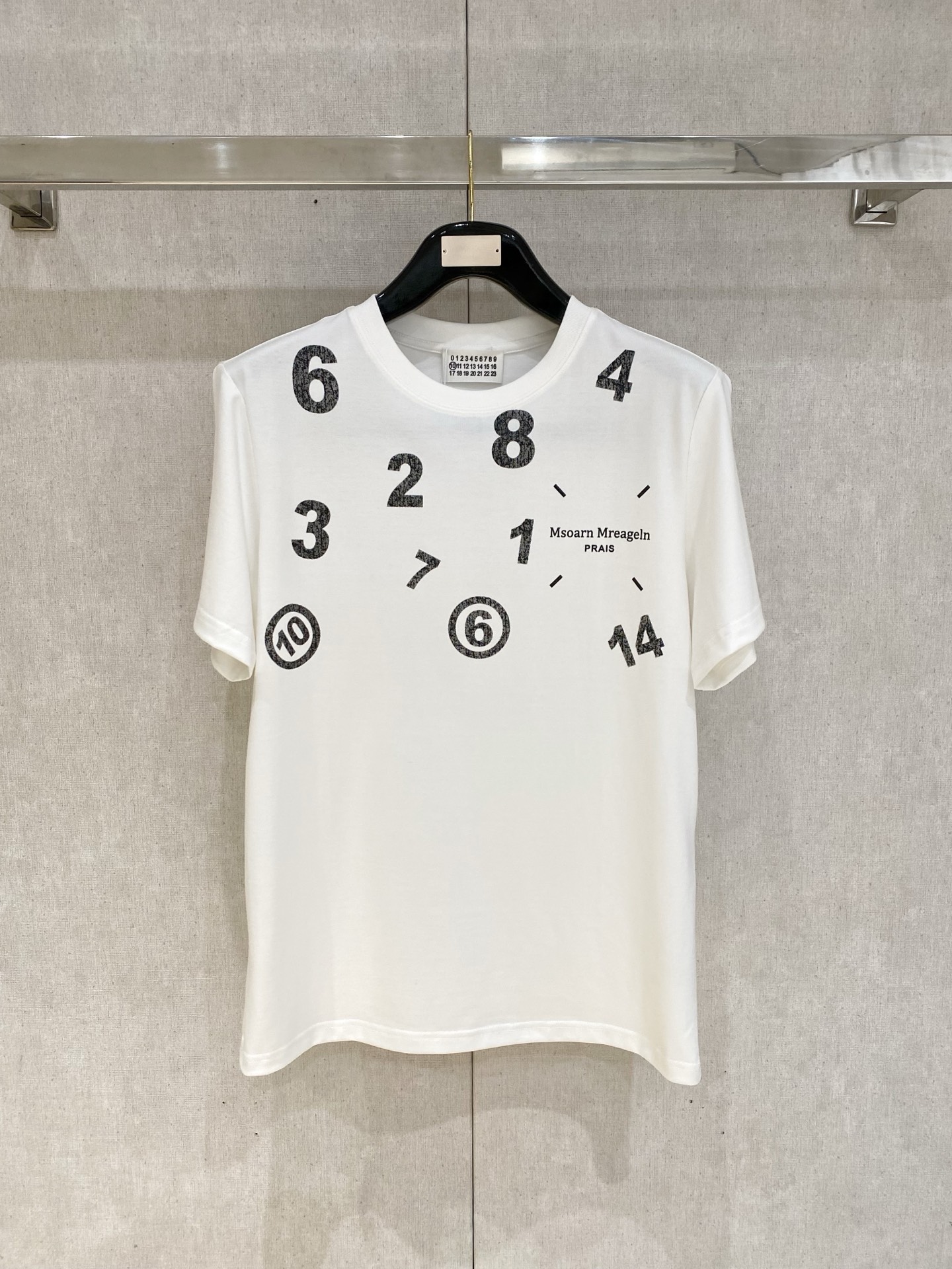 NO:757372,New Margiela high-end customization 2026 spring and summer new style debut counter latest short-sleeved round neck T-shirt high-end customization with avant-garde and fashionable design!  Brand logo letter craft design, high-end customized cloud cotton fabric. Soft feel. Comfortable to wear. Counter-level exquisite stitching. Fine workmanship. The upper body effect is incomparably handsome!  A must-have item for a stylish man!  Color Black White Size S-2XL, masion margiela, T-shirt, tees, t-shirt,19860909新款马吉拉高端定制 2026春夏新款首发专柜最新款短袖圆领T恤 高端订制 设计前卫时尚！品牌logo字母工艺设计 高端定制云朵棉面料.手感柔软.穿着舒适.专柜级别精致车线.做工精细.上身效果无敌帅气！型男必备单品！ 颜色黑色 白色 码数S-2XL,,masion margiela,T-shirt,tees，t-shirt,,Men's clothing