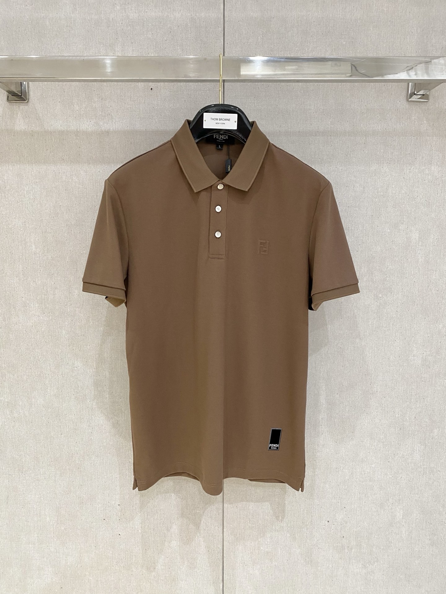 NO:132806,Fendi 2025 official spring and summer new style, counters are launched simultaneously, men's lapel short-sleeved POLO shirt, size M-4XL,,fendi,fendi,T-shirt,alexander wang19860909Fendi 芬迪 2025官方春夏新款 专柜同步上市 男士翻领短袖POLO衫 码数M-4XL,,fendi,fendi,T-shirt,alexander wang,Men's clothing