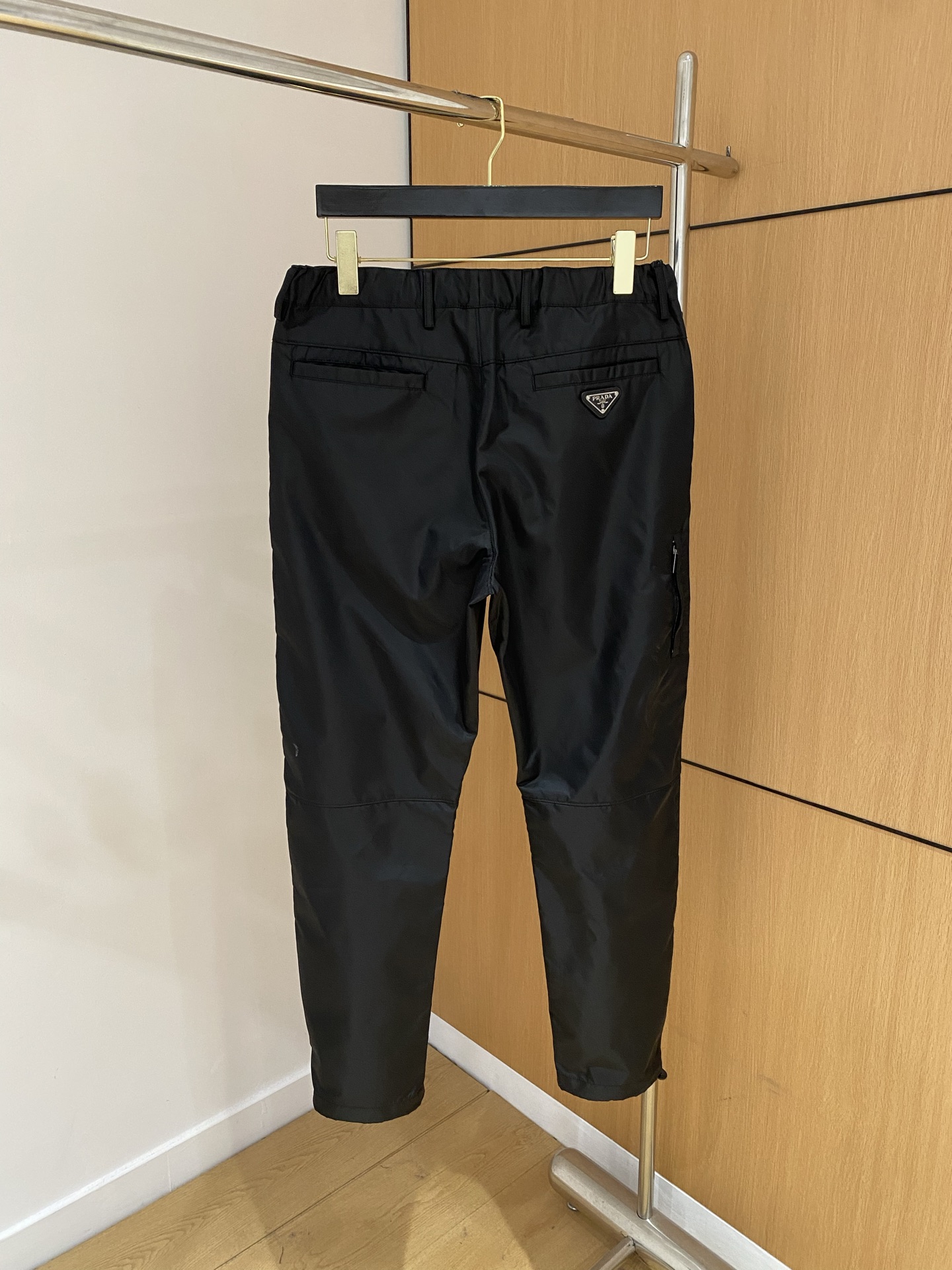 “Prada Men’s Leisure Pants: Comfortable and Stylish Outdoor Exercise Wear in Wide Size Range” - 图片 9