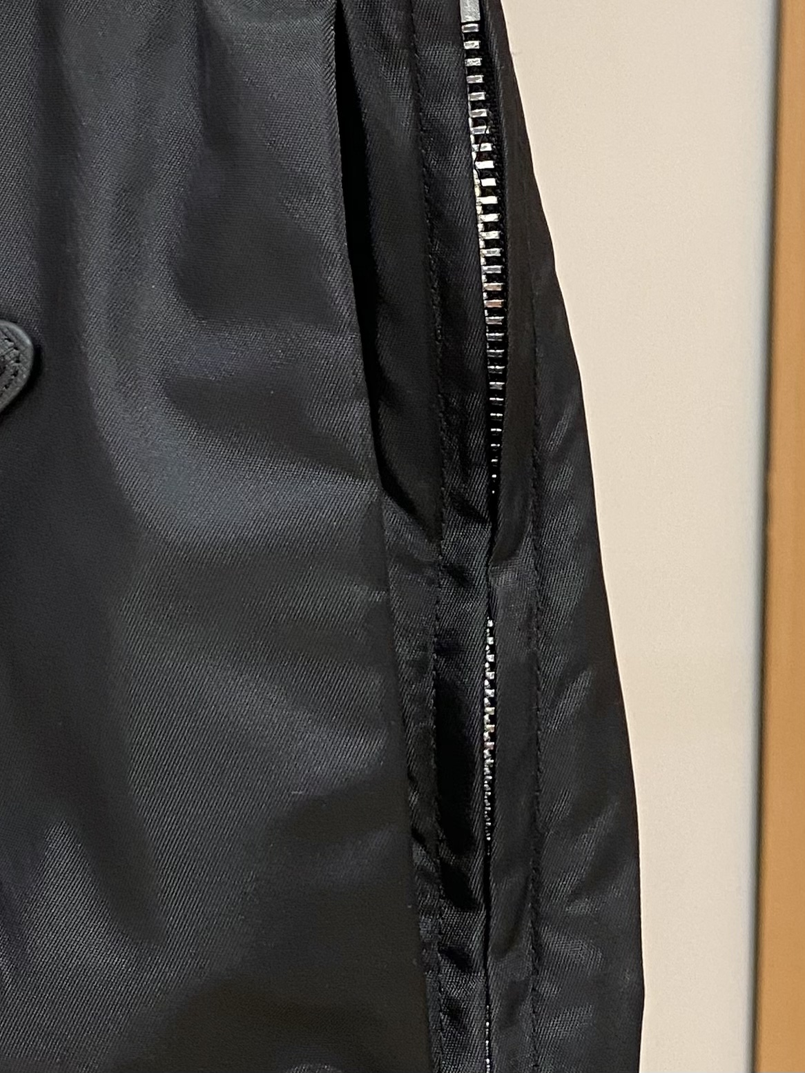 “Prada Men’s Leisure Pants: Comfortable and Stylish Running Apparel in Various Sizes” - 图片 5
