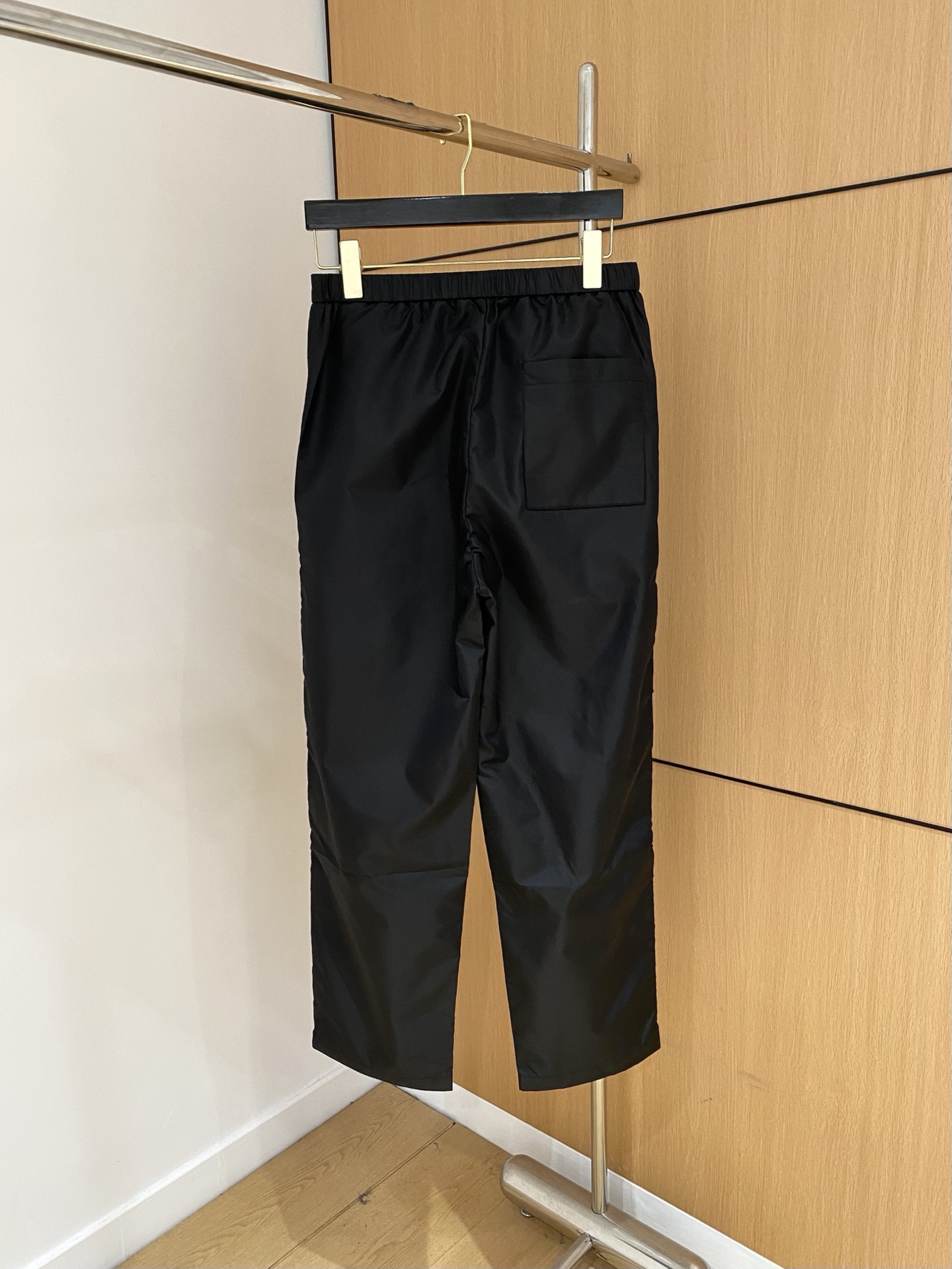 “Prada Men’s Leisure Pants: Comfortable and Stylish Running Apparel in Various Sizes” - 图片 9