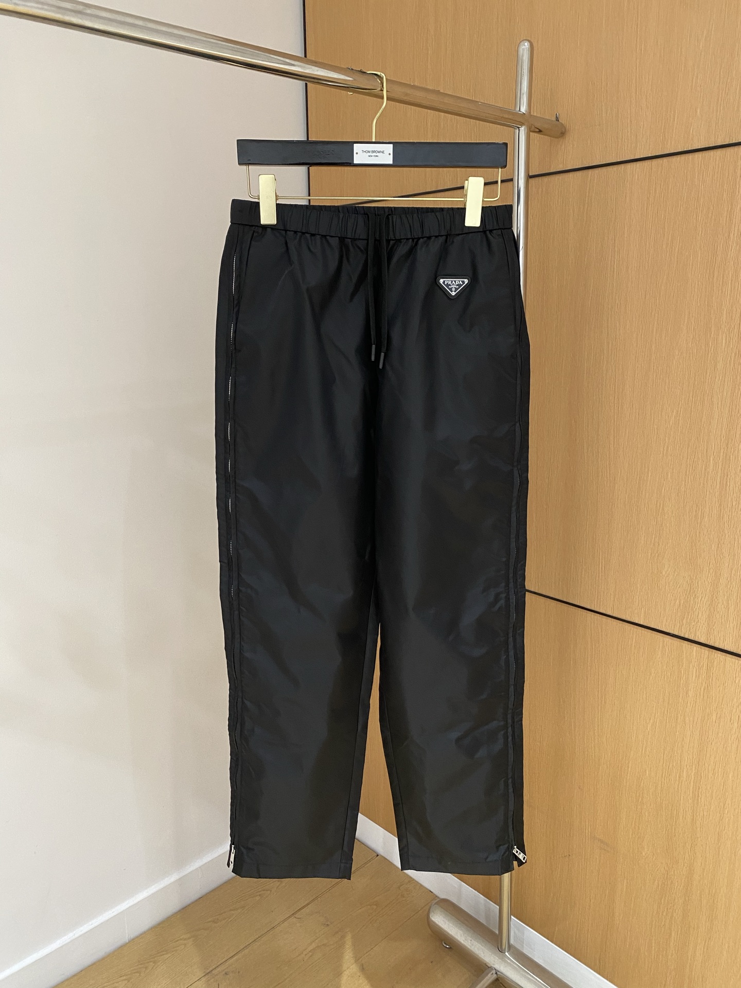 “Prada Men’s Leisure Pants: Comfortable and Stylish Running Apparel in Various Sizes” - 图片 2