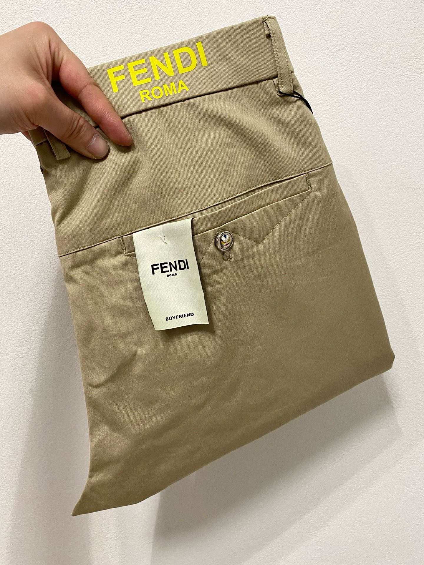 NO:459040,FENDI casual pants trousers 2025SS spring and summer new style, high-end custom pants special fabric, custom original hardware, heavy industry technology, fine line, custom fabric, soft and comfortable, significant texture, exquisite auxiliary materials, excellent upper body effect, complete three standards, standard sizes 29-38, no 35 (shipped the next day),,fendi,fendi,alexander wang19860909FENDI芬迪 休闲裤 西裤2025SS春夏新款 高级定制裤子专用面料 定制原版五金 重工工艺打造 车工走线精细 定制面料 柔软舒适 质感显著 辅料精美 上身效果超赞 三标齐全 标准尺码29-38,无35（隔天出货）,,fendi,fendi,alexander wang,Men's clothing