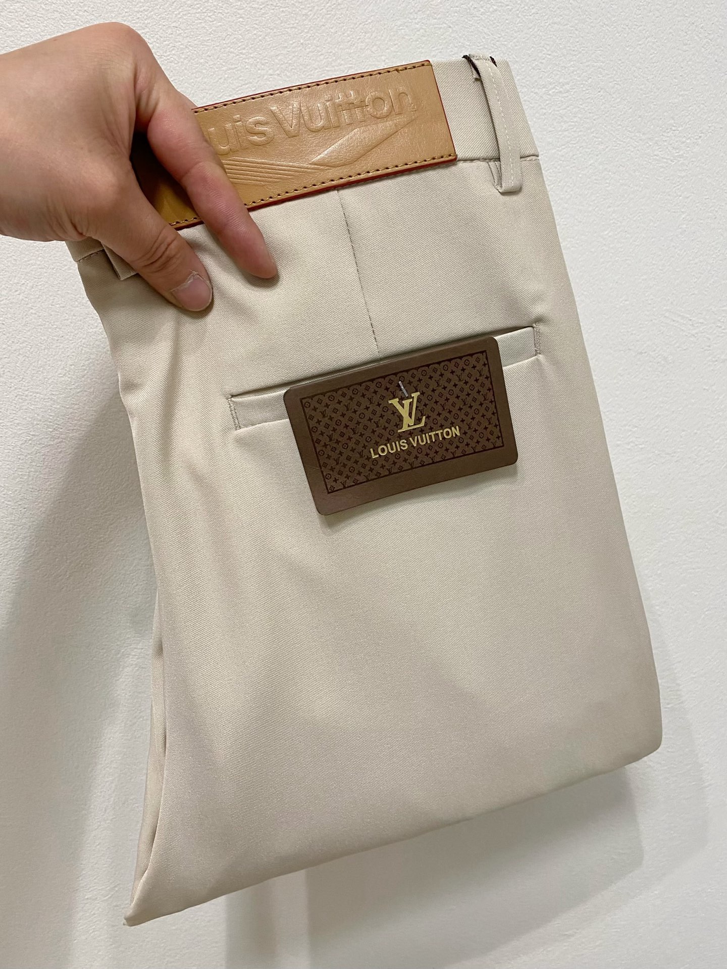 NO:459046,LV Louis Vuitton casual pants trousers 2025SS spring and summer new style, high-end custom pants special fabric, custom original hardware, heavy industry technology, fine line, custom fabric, soft and comfortable, significant texture, exquisite auxiliary materials, excellent upper body effect, complete three standards, standard sizes 29-38, no 35 (shipped the next day),, louis vuitton, louis vuitton, alexander wang19860909LV路易威登 休闲裤 西裤2025SS春夏新款 高级定制裤子专用面料 定制原版五金 重工工艺打造 车工走线精细 定制面料 柔软舒适 质感显著 辅料精美 上身效果超赞 三标齐全 标准尺码29-38,无35（隔天出货）,,louis vuitton,louis vuitton,alexander wang,Men's clothing