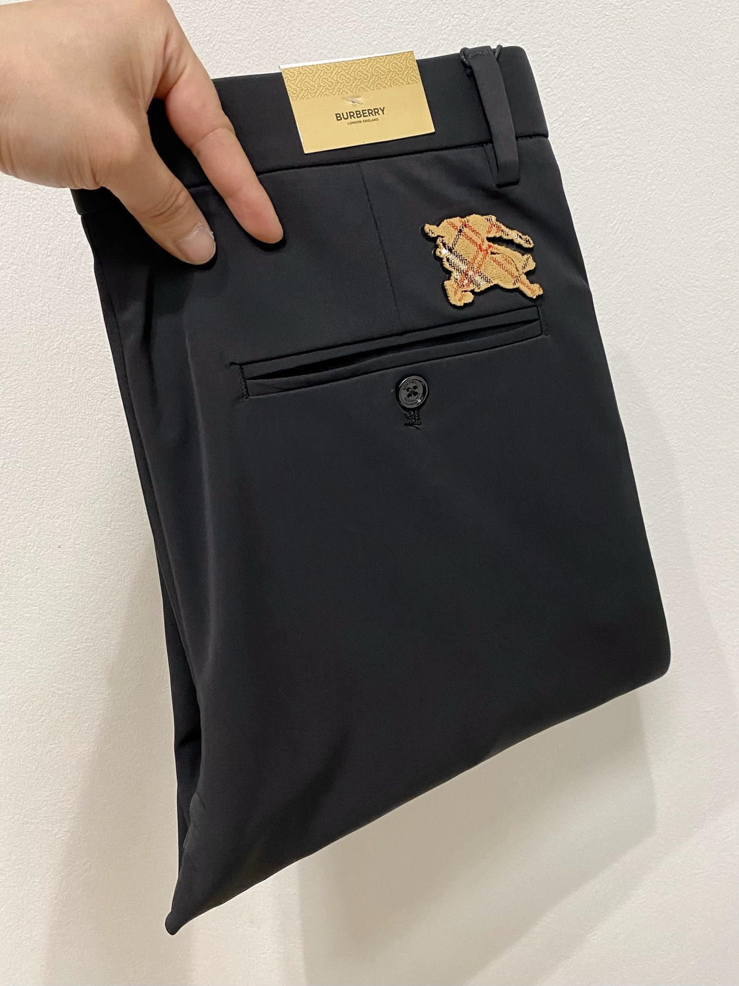 NO:461892,BURBERRY Casual pants Trousers 2025SS Spring and Summer New Style, High-end Customized Pants Special Fabrics Customized Original Hardware Creation of Heavy Industry Technology Fine Cargo Lines Customized Fabrics Soft and Comfortable Textures Excellent Accessories Excellent Body Effects Three Standards Standard Sizes 28-38, No 35 (Shipping the next day),,burberry,burberry,alexander wang19860909BURBERRY巴宝莉 休闲裤 西裤2025SS春夏新款 高级定制裤子专用面料 定制原版五金 重工工艺打造 车工走线精细 定制面料 柔软舒适 质感显著 辅料精美 上身效果超赞 三标齐全 标准尺码28-38,无35（隔天出货）,,burberry,burberry,alexander wang,Men's clothing