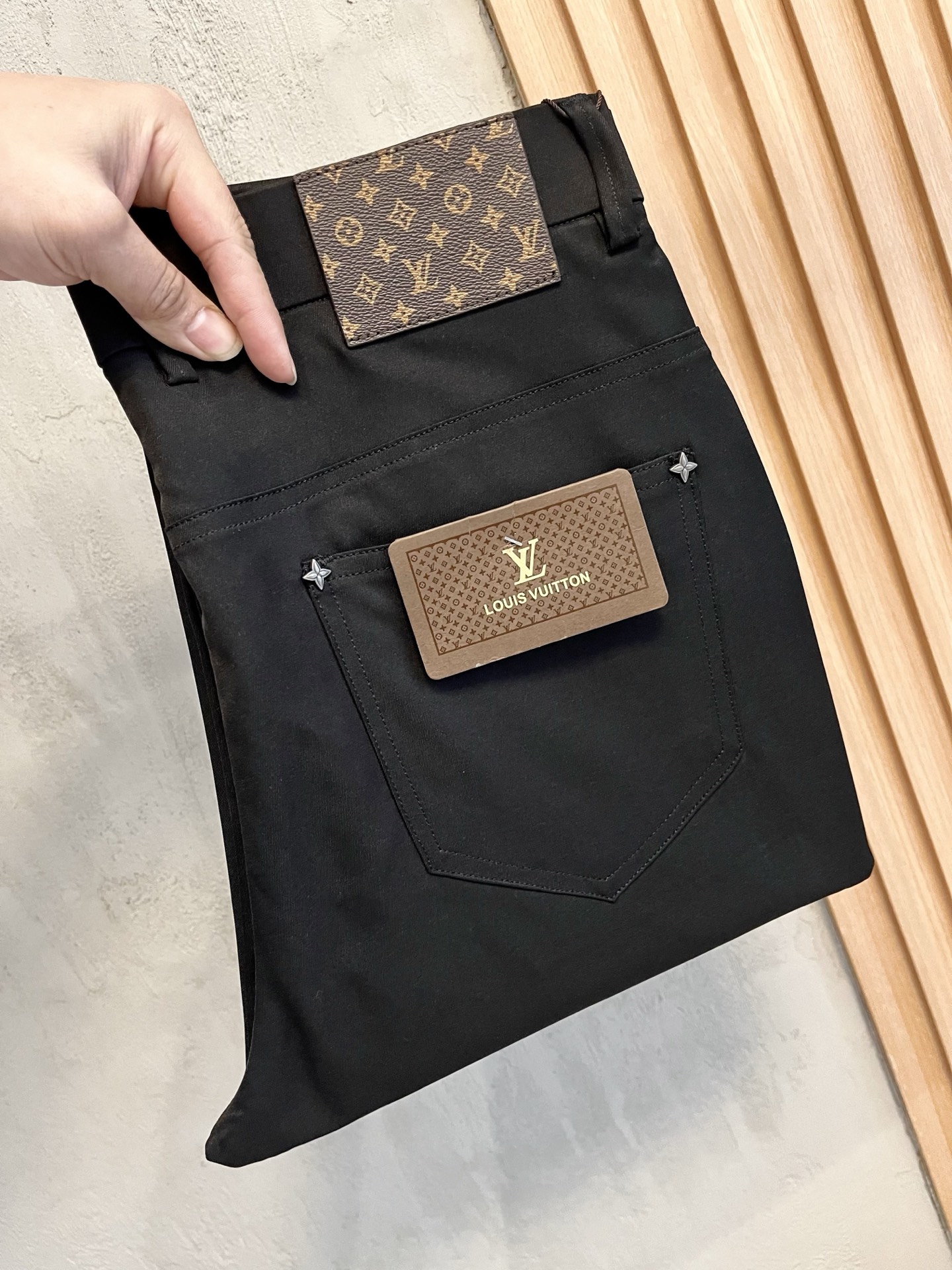 NO:454664,LV Louis Vuitton casual pants trousers 2025SS spring and summer new style, high-end custom pants special fabric, custom original hardware, heavy industry technology, fine line, custom fabric, soft and comfortable, significant texture, exquisite auxiliary materials, excellent upper body effect, complete three standards, standard sizes 29-38, no 35 (shipped the next day),, louis vuitton, louis vuitton, alexander wang19860909LV路易威登 休闲裤 西裤2025SS春夏新款 高级定制裤子专用面料 定制原版五金 重工工艺打造 车工走线精细 定制面料 柔软舒适 质感显著 辅料精美 上身效果超赞 三标齐全 标准尺码29-38,无35（隔天出货）,,louis vuitton,louis vuitton,alexander wang,Men's clothing