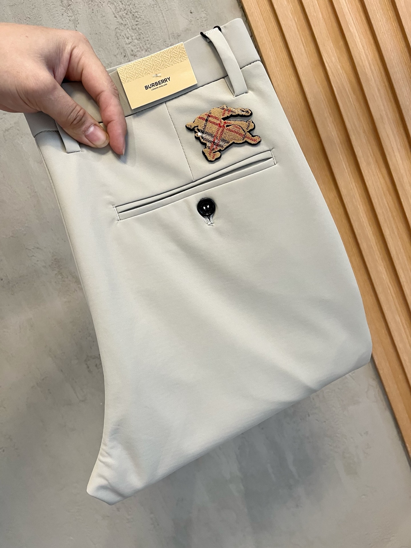 NO:455284,BURBERRY Casual Pants Trousers 2025SS Spring and Summer New Style, High-end Customized Pants Special Fabrics Customized Original Hardware Creation of Heavy Industry Technology Fine Tracking Customized Fabrics Soft and Comfortable Textures Excellent Accessories Excellent Top Body Effects Complete Three Standards Standard Sizes 29-38, No 35 (Shipping the next day),,burberry,burberry,alexander wang19860909BURBERRY巴宝莉 休闲裤 西裤2025SS春夏新款 高级定制裤子专用面料 定制原版五金 重工工艺打造 车工走线精细 定制面料 柔软舒适 质感显著 辅料精美 上身效果超赞 三标齐全 标准尺码29-38,无35（隔天出货）,,burberry,burberry,alexander wang,Men's clothing