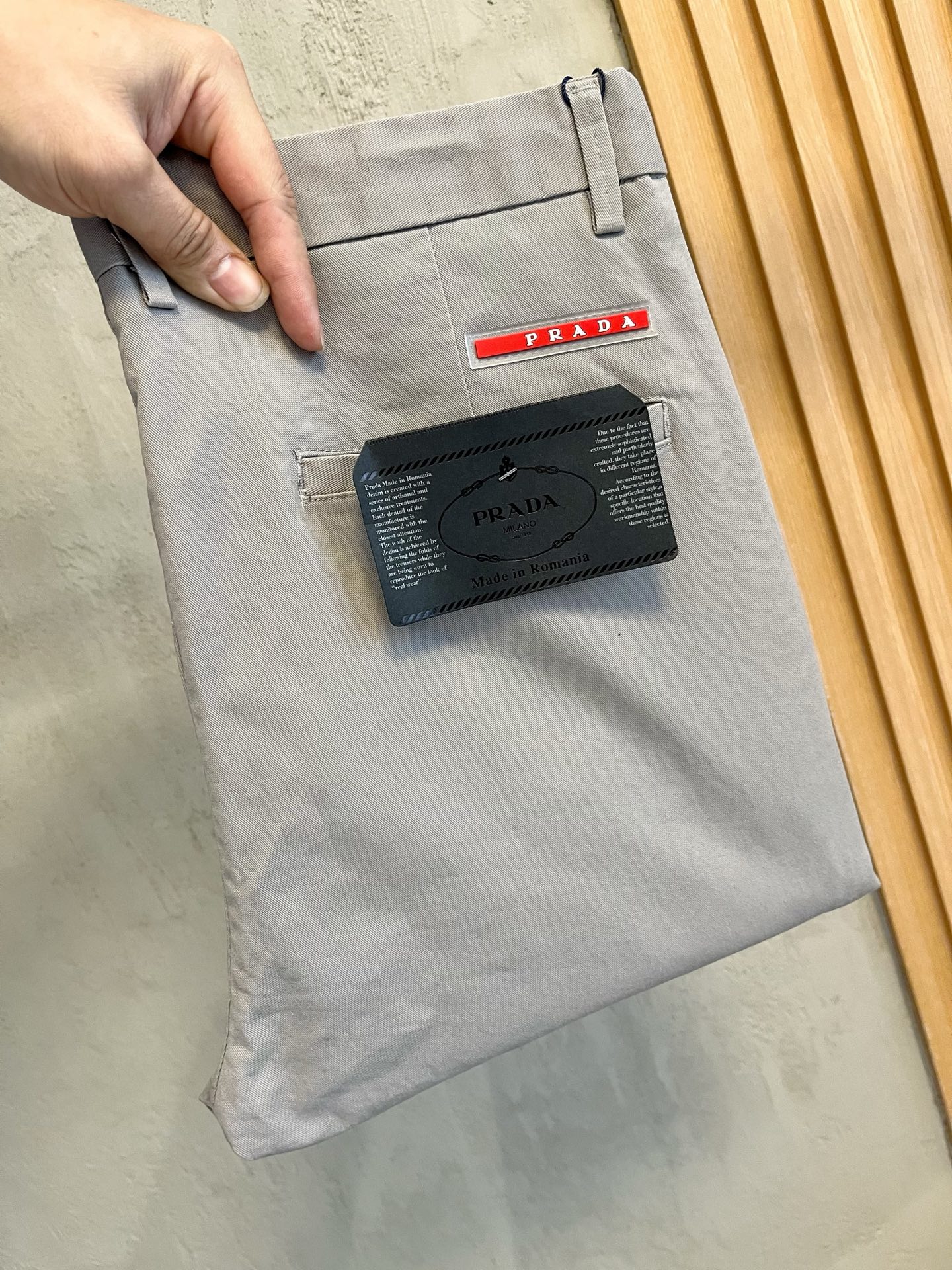 NO:455296,PRADA casual pants trousers 2025SS spring and summer new style, high-end custom pants special fabric, custom original hardware, heavy industry technology, fine line, custom fabric, soft and comfortable, significant texture, exquisite auxiliary materials, excellent upper body effect, complete three standards, standard sizes 29-40, no 35 (shipped the next day),, prada, prada, alexander wang19860909PRADA普拉达 休闲裤 西裤2025SS春夏新款 高级定制裤子专用面料 定制原版五金 重工工艺打造 车工走线精细 定制面料 柔软舒适 质感显著 辅料精美 上身效果超赞 三标齐全 标准尺码29-40,无35（隔天出货）,,prada,prada,alexander wang,Men's clothing