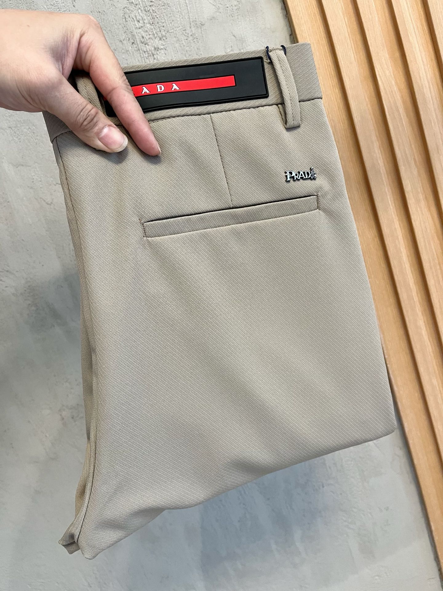 NO:454654,PRADA casual pants trousers 2025SS spring and summer new style, high-end custom pants special fabric, custom original hardware, heavy industry technology, fine line, custom fabric, soft and comfortable, significant texture, exquisite auxiliary materials, excellent upper body effect, complete three standards, standard sizes 29-38, no 35 (shipped the next day),, prada, prada, alexander wang19860909PRADA普拉达 休闲裤 西裤2025SS春夏新款 高级定制裤子专用面料 定制原版五金 重工工艺打造 车工走线精细 定制面料 柔软舒适 质感显著 辅料精美 上身效果超赞 三标齐全 标准尺码29-38,无35（隔天出货）,,prada,prada,alexander wang,Men's clothing