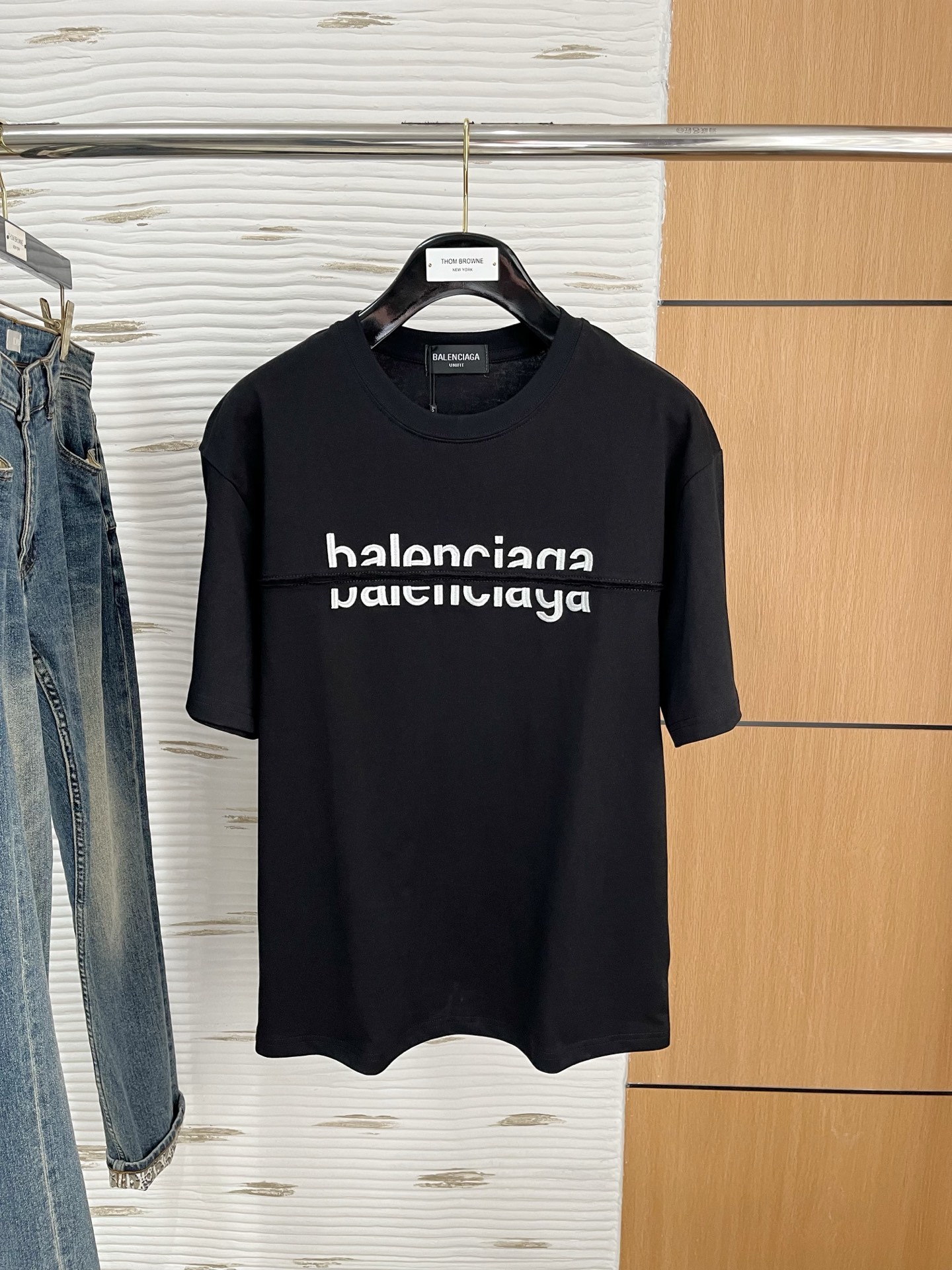 NO:134582,Ss Paris home pure cotton latest fabric (highest version) letter ABL heavy industry patch embroidery craftsmanship on chest!  Classic logo pattern logo stylish simple trendy short sleeves, the top quality counter original single short sleeves, the top-level production process imported fabric, the unique design of the counter model, using imported high-end customized fabrics. The official website is on sale!  Excellent fabric fit, size..Black and white M-3XL,,balenciaga,T-shirt,alexander wang19860909ss巴黎家纯棉最新面料（最高版本）胸前字母ABL重工贴布刺绣工艺！经典标识图案logo时尚简约潮流短袖,最顶级的品质专柜原单短袖,顶级制作工艺进口面料,专柜款独特设计,采用进口高端订制面料.官网在售！面料版型超赞 码数..黑白色 M-3XL,,balenciaga,T-shirt,alexander wang,Men's clothing