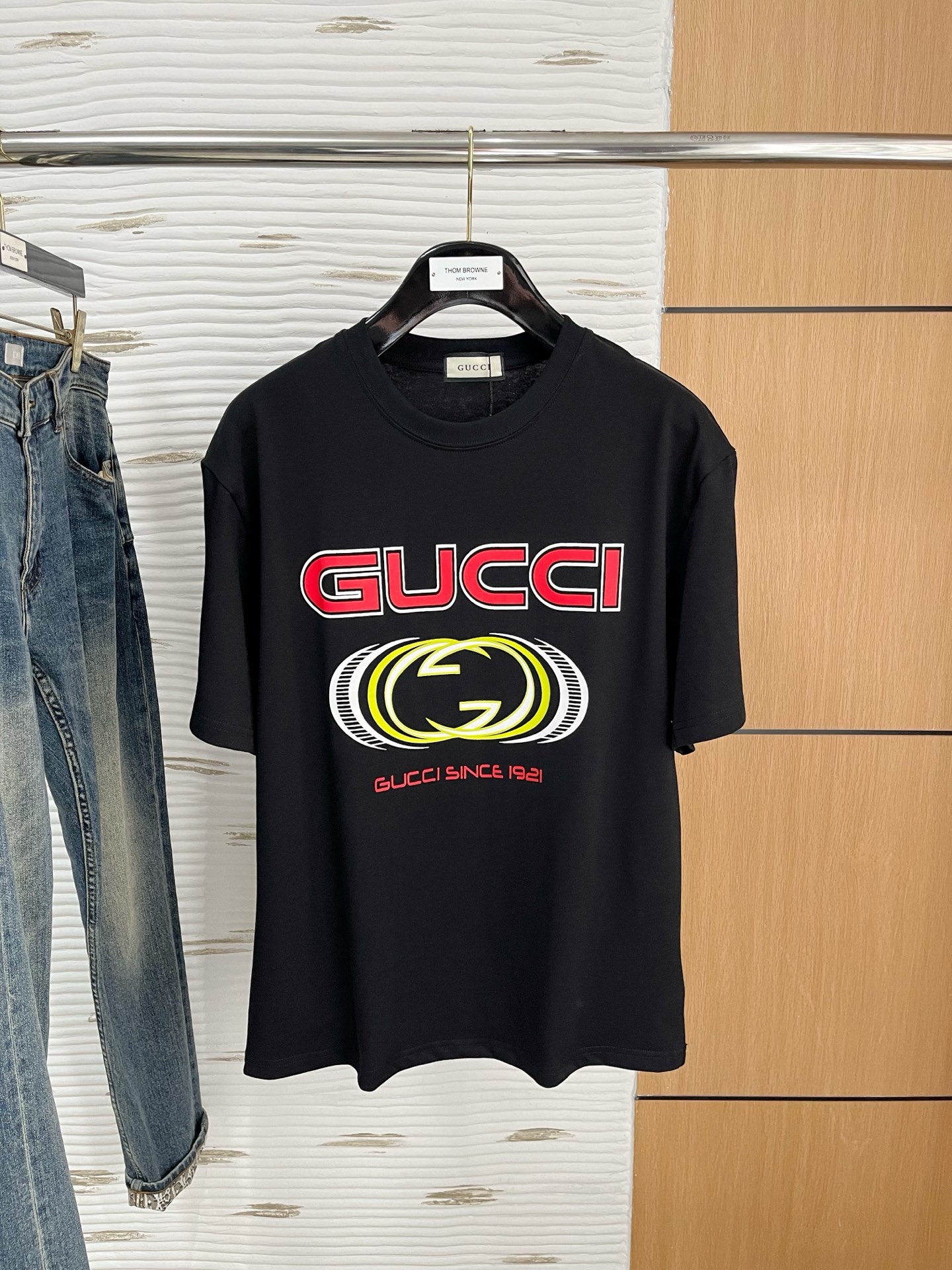 NO:134584,Ss Gujia Pure Cotton Latest Fabric (The Highest Version) The letter Gucci contrasting color direct spraying process on the chest!  Classic logo pattern logo stylish simple trendy short sleeves, the top quality counter original single short sleeves, the top-level production process imported fabric, the unique design of the counter model, using imported high-end customized fabrics. The official website is on sale!  Excellent fabric pattern, size..Black and white M-3XL,,gucci,gucci,T-shirt,alexander wang19860909ss古家纯棉最新面料（最高版本）胸前字母Gucci撞色直喷工艺！经典标识图案logo时尚简约潮流短袖,最顶级的品质专柜原单短袖,顶级制作工艺进口面料,专柜款独特设计,采用进口高端订制面料.官网在售！面料版型超赞 码数..黑白色 M-3XL,,gucci,gucci,T-shirt,alexander wang,Men's clothing