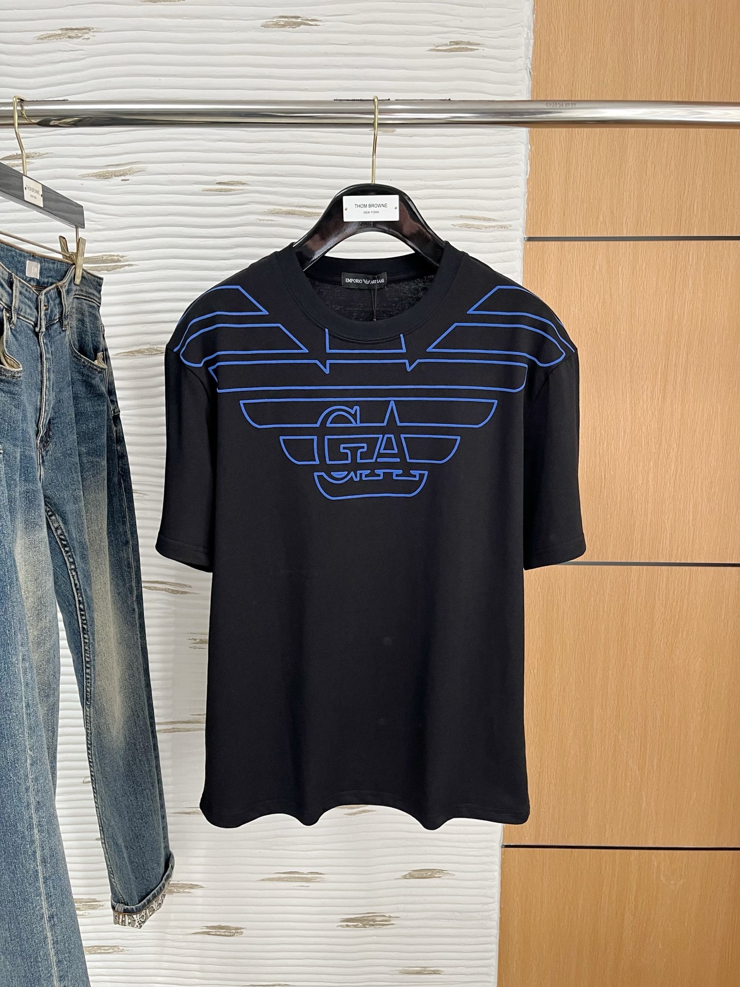 NO:134589,Ss Ajia Pure Cotton Latest Fabric (The Highest Version) Chest GA Armani Logo Letter Flocking Craft!  Classic logo pattern logo stylish simple trendy short sleeves, the top quality counter original single short sleeves, the top-level production process imported fabric, the unique design of the counter model, using imported high-end customized fabrics. The official website is on sale!  Fabric style, size..Black and white M-3XL,,armani,armani,T-shirt,alexander wang19860909ss阿家纯棉最新面料（最高版本）胸前GA阿玛尼标识字母植绒工艺！经典标识图案logo时尚简约潮流短袖,最顶级的品质专柜原单短袖,顶级制作工艺进口面料,专柜款独特设计,采用进口高端订制面料.官网在售！面料版型超赞 码数..黑白色 M-3XL,,armani,armani,T-shirt,alexander wang,Men's clothing