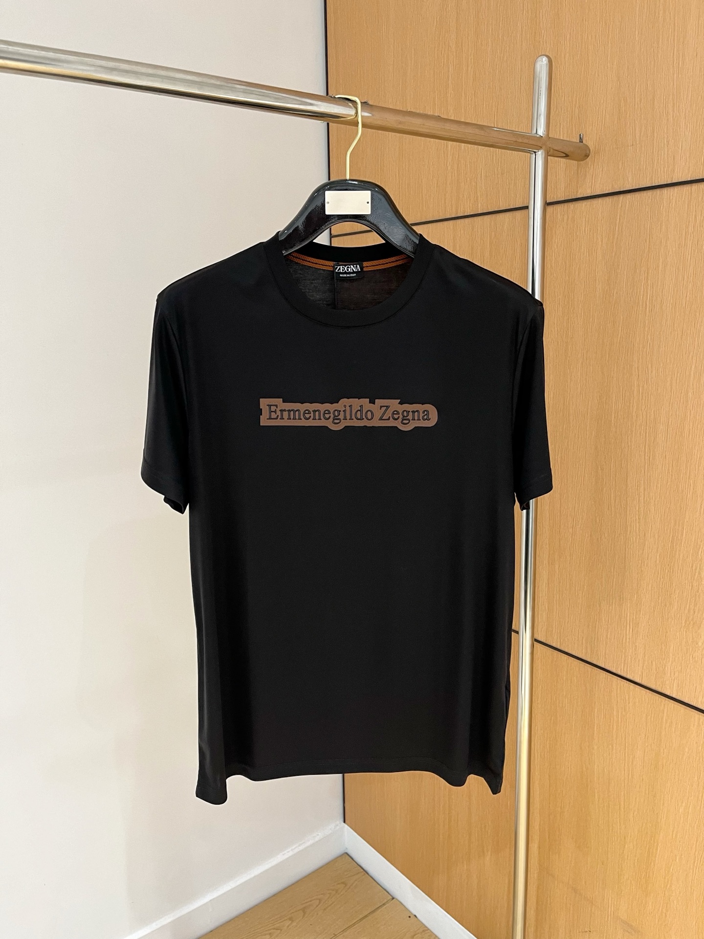 NO:133286,The counter official website will be released simultaneously! All accessories are customized for original products, and the trading company's genuine product orders. High-end custom imported fabrics are extracted from natural plant fibers. They are thinner than ordinary cotton fabrics. They feel soft and comfortable to wear. They are not easy to irritate the skin. The fabric is hygroscopic and breathable. Size: 48-56,,alexander wang19860909专柜官网同步发售！辅料全部原版定制出品,贸易公司真品订单.高级定制进口面料,以天然植物纖維提炼出来,比一般棉织物轻薄 手感柔软,穿着舒适 完全不易有刺激皮肤 面料吸湿性、透气性良好 尺码: 48-56,,alexander wang,Men's clothing