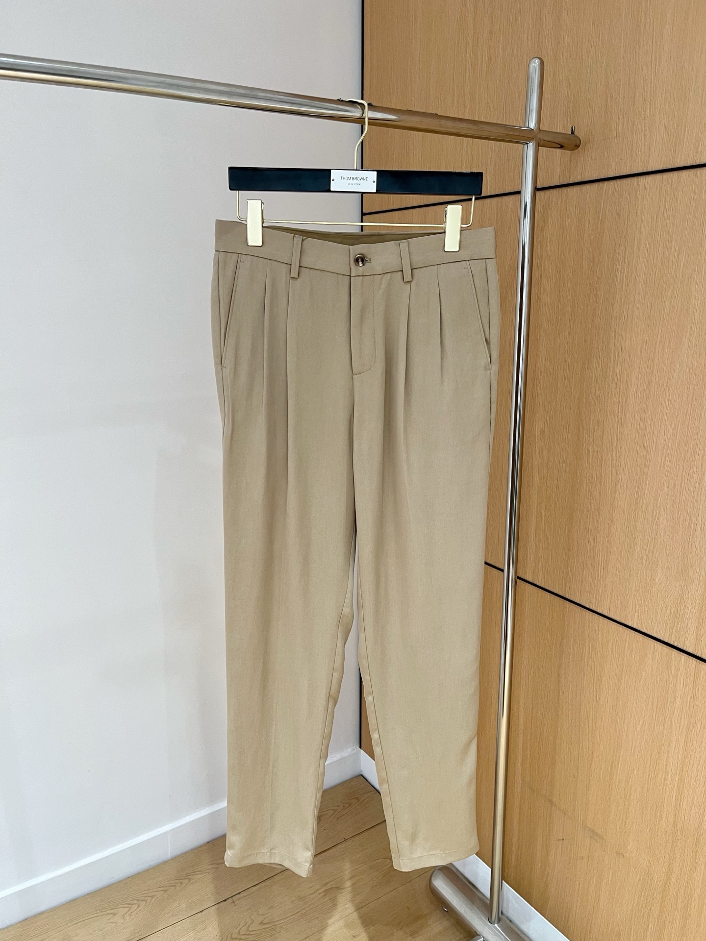 NO:133288,The counter official website will be released simultaneously! All accessories are customized for original products, and the trading company's genuine products are ordered. High-end custom imported fabrics are extracted from natural plant fibers. They are thinner than ordinary cotton fabrics. They feel soft and comfortable to wear. They are not easy to irritate the skin. The fabric is hygroscopic and breathable. Size: 30-38 None 35 37,,alexander wang19860909专柜官网同步发售！辅料全部原版定制出品,贸易公司真品订单.高级定制进口面料,以天然植物纖維提炼出来,比一般棉织物轻薄 手感柔软,穿着舒适 完全不易有刺激皮肤 面料吸湿性、透气性良好 尺码: 30-38 无35 37,,alexander wang,Men's clothing