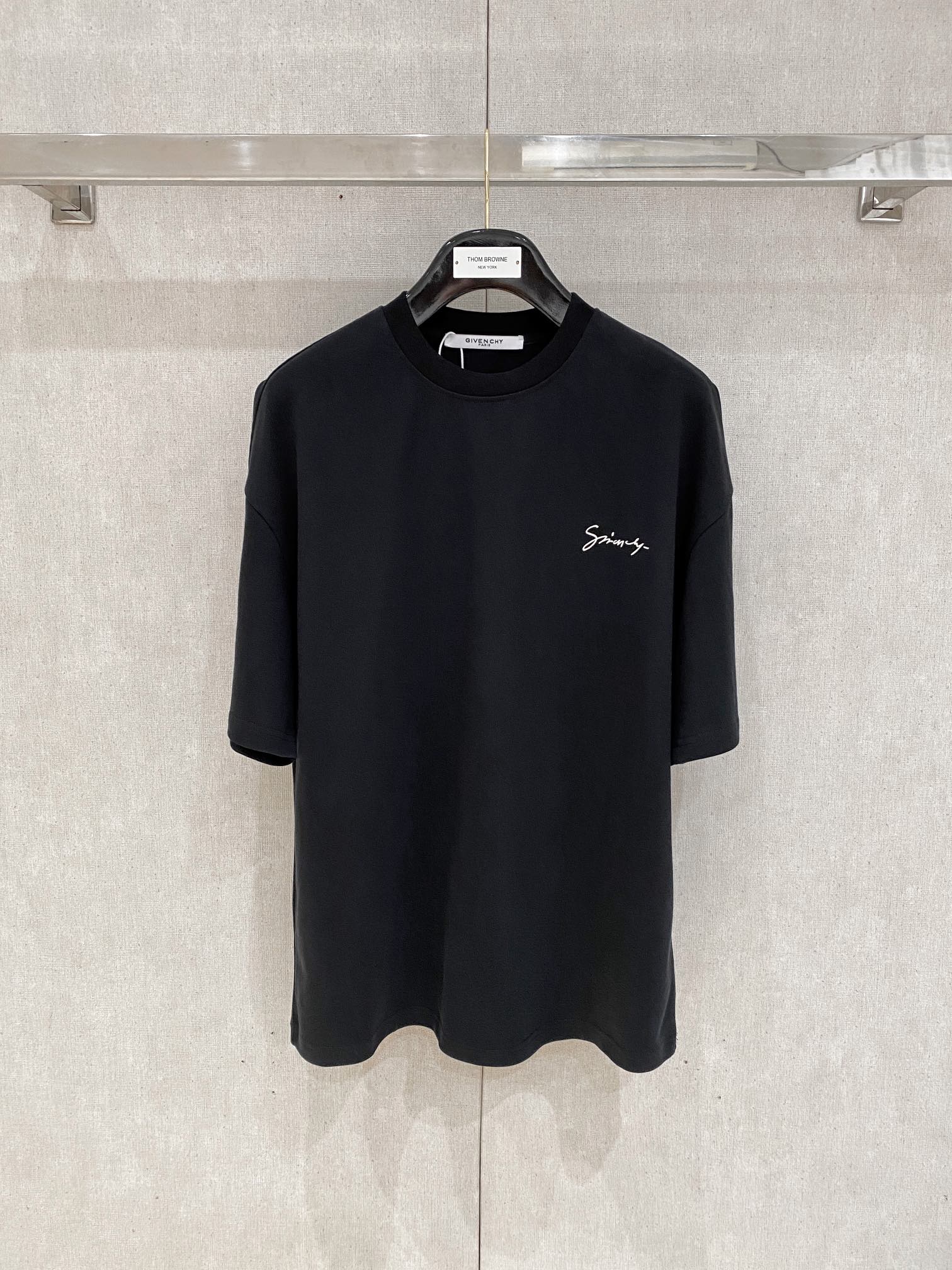 Givenchy、男女同款，

同步官网发售！从高定走向高街的GV...