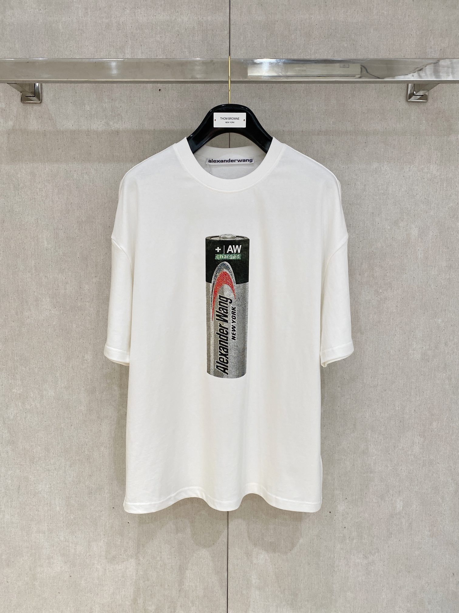 NO:162043,alexanderwang American retro super large battery printed LOGO Loose T-shirt, same style for men and women, the overall simple but the design is hidden everywhere, it is suitable for daily commuting and friends gatherings, and it is easy to handle various occasions. It is no wonder that fashion experts love it badly~ Two colors recommendations Black White Size S-XL OS version It is recommended to place an order. S bust 112 shoulder width 56 length 70.5 M bust 116 shoulder width 58 length 72.5 L bust 120 shoulder width 59 length 74.5 XL bust 124 shoulder width 60 length 76.5 Manual measurement error belongs to the normal range,,alexander wang,tees,t-shirt,alexander wang19860909alexanderwang 亚历山大王 美式复古超大电池印花LOGO 宽松T恤 男女同款 整体简约却处处藏着设计小心思,日常通勤、朋友聚会都适配,轻松拿捏各种场合,也难怪时尚达人们都爱惨了~ 两色推荐 黑色 白色 尺码S-XL OS版 下单建议报身高体重 S 胸围112 肩宽56 衣长70.5 M 胸围116肩宽58 衣长72.5 L 胸围120 肩宽59 衣长74.5 XL胸围124肩宽60 衣长76.5 手工测量1-3cm误差属正常范围,,alexander wang,tees，t-shirt,alexander wang,Men's clothing