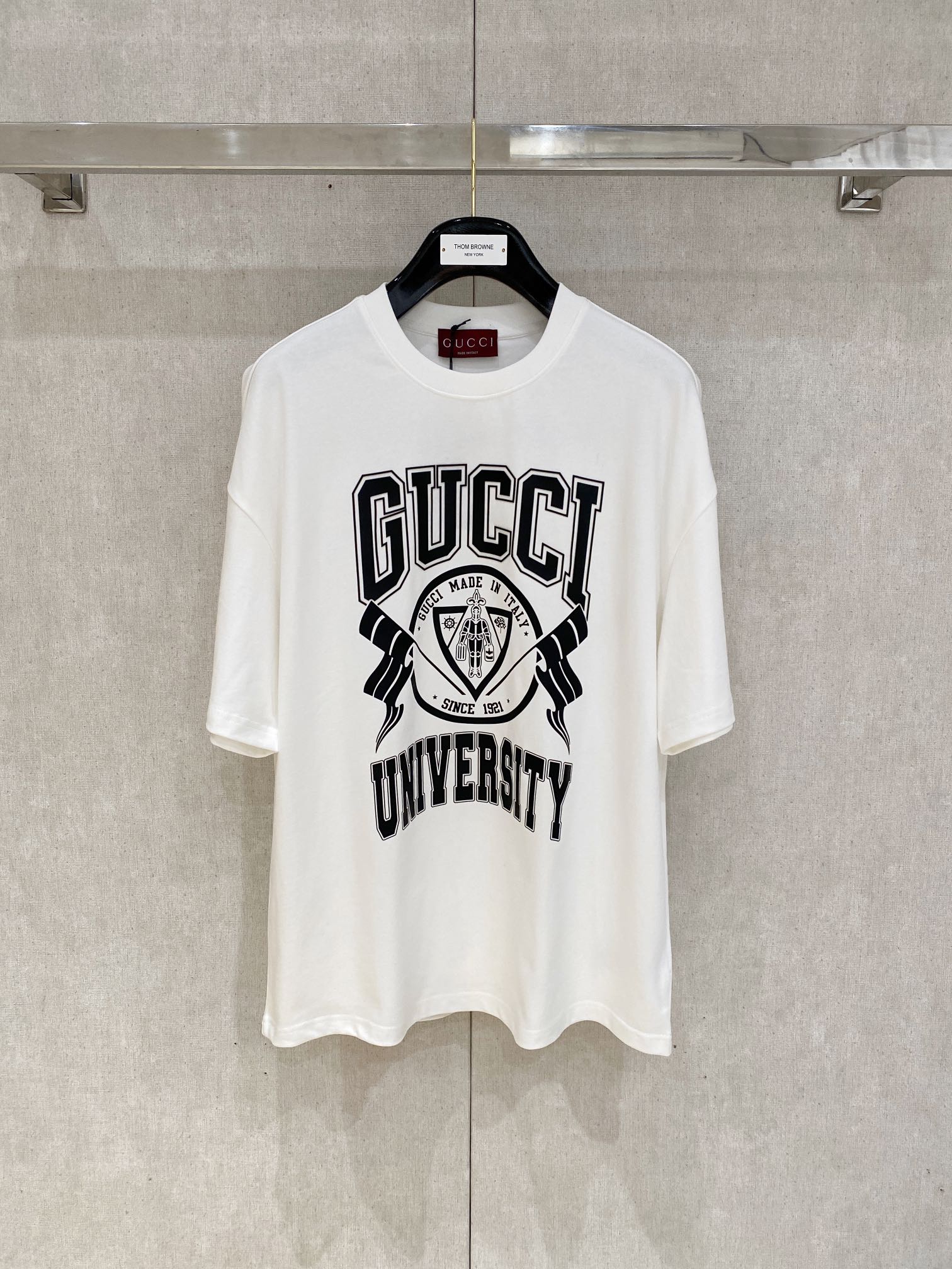 NO:162060,GUCCI 25 new short-sleeved yyds daily go out and close eyes. Customized pure cotton elastic cotton fabric short-sleeved T-shirt. The charm lies in creating a simple and luxurious fashion. The style of the British style is to feel the unique temperament of the British style. The loose style shows a casual and casual style. Whether it is matched with jeans and casual pants, it can show a unique personality. The same style for men and women. The two colors are recommended for black and white. Size S-XL OS version. It is recommended to place an order. S bust 112 shoulder width 56. The length of 70.5 M bust 116 shoulder width 58. The length of 72.5 L bust 120 shoulder width 59. The length of 74.5 XL bust 124 shoulder width 60.76.5  Manual measurement error of 1-3cm belongs to the normal range, gucci, jeans, T-shirt, tees, t-shirt, alexander wang19860909GUCCI 25新款短袖yyds 日常出门闭眼搭 定制纯棉弹力棉面料短袖T恤 魅力在于创造了简约奢华感的时尚,随意搭配感受英式风格独特气质. 宽松的版型展现出休闲随意的风格,无论是搭配牛仔裤、休闲裤、都能展现出独特的个性 男女同款 两色推荐黑色、白色 尺码S-XL OS版 下单建议报身高体重 S 胸围112 肩宽56 衣长70.5 M 胸围116肩宽58 衣长72.5 L 胸围120 肩宽59 衣长74.5 XL胸围124肩宽60 衣长76.5 手工测量1-3cm误差属正常范围,,gucci,jeans,T-shirt,tees，t-shirt,alexander wang,Men's clothing