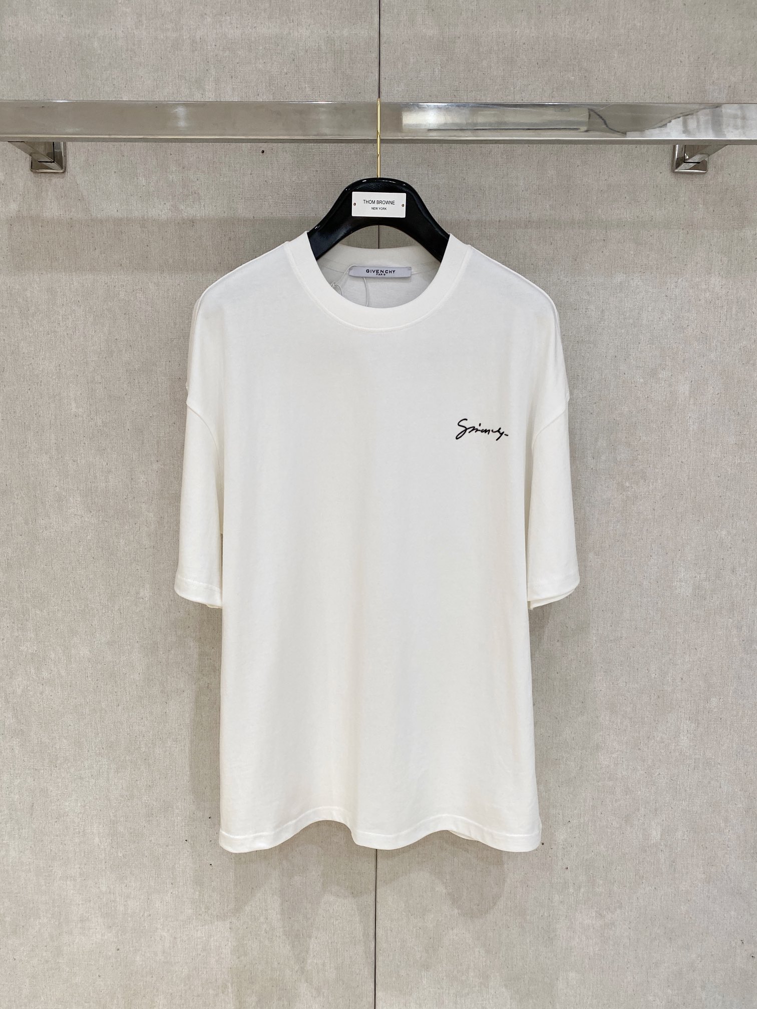 Givenchy、男女同款，

同步官网发售！从高定走向高街的GV...