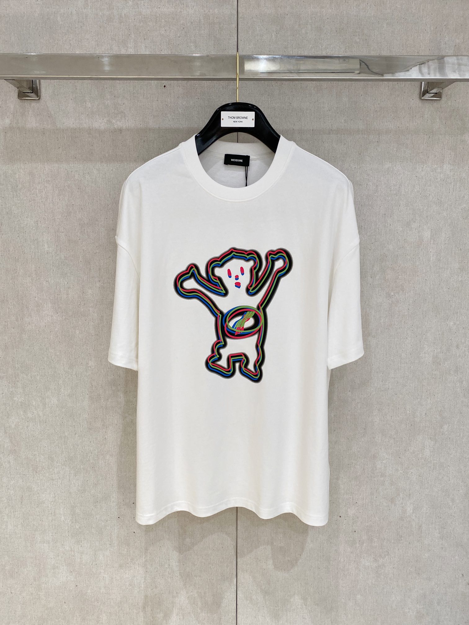 NO:162038,welldone 2025FW double-sided bear print is simply too cute!  We11done is neutral in style, with a non-restrained silhouette style, balancing young coolness and playful calmness, combining simplicity and exquisiteness to interpret retro style in a modern way. Size S-XL OS version It is recommended to place an order. S bust 112 shoulder width 56 length 70.5 M bust 116 shoulder width 58 length 72.5 L bust 120 shoulder width 59 length 74.5 XL bust 124 shoulder width 60 length 76.5 Manual measurement 1-3cm error belongs to the normal range, alexander wang19860909welldone 2025FW双面小熊印花简直不要太可爱！ We11done偏中性风,主打无束缚廓形的版型,平衡年轻的酷与俏皮的冷静,结合简约和精致,以现代方式诠释复古版型. 尺码S-XL OS版 下单建议报身高体重 S 胸围112 肩宽56 衣长70.5 M 胸围116肩宽58 衣长72.5 L 胸围120 肩宽59 衣长74.5 XL胸围124肩宽60 衣长76.5 手工测量1-3cm误差属正常范围,,alexander wang,Men's clothing