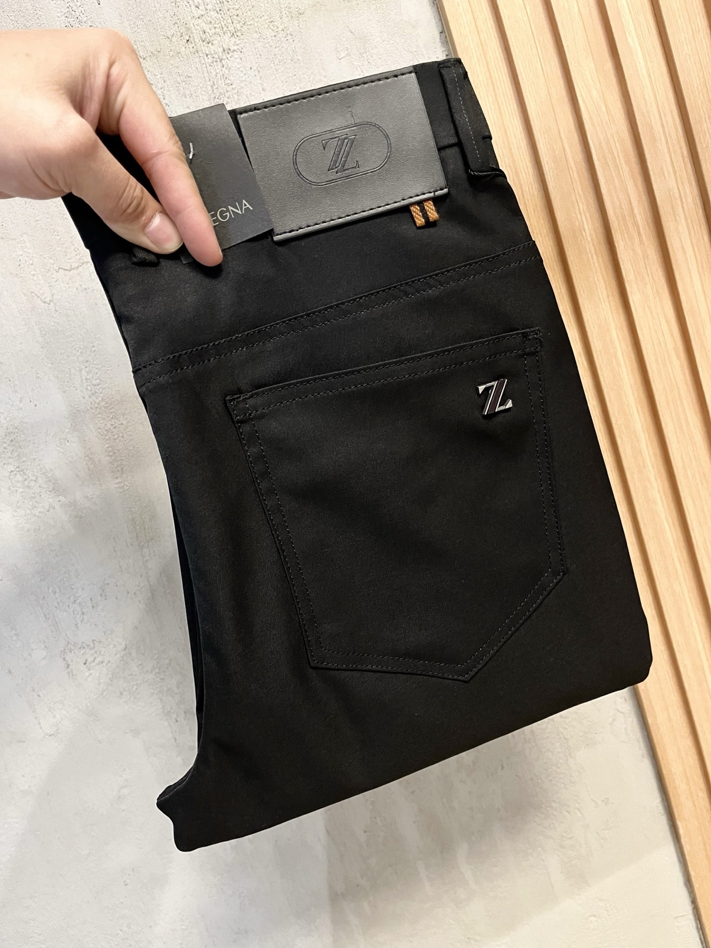 NO:454668,ZEGNA casual pants trousers 2025SS spring and summer new style, high-end custom pants special fabric, custom original hardware, heavy industry technology, fine line, custom fabric, soft and comfortable, significant texture, exquisite auxiliary materials, excellent upper body effect, complete three standards, standard sizes 29-38, no 35 (shipped the next day),,zegna,alexander wang19860909ZEGNA杰尼亚 休闲裤 西裤2025SS春夏新款 高级定制裤子专用面料 定制原版五金 重工工艺打造 车工走线精细 定制面料 柔软舒适 质感显著 辅料精美 上身效果超赞 三标齐全 标准尺码29-38,无35（隔天出货）,,zegna,alexander wang,Men's clothing