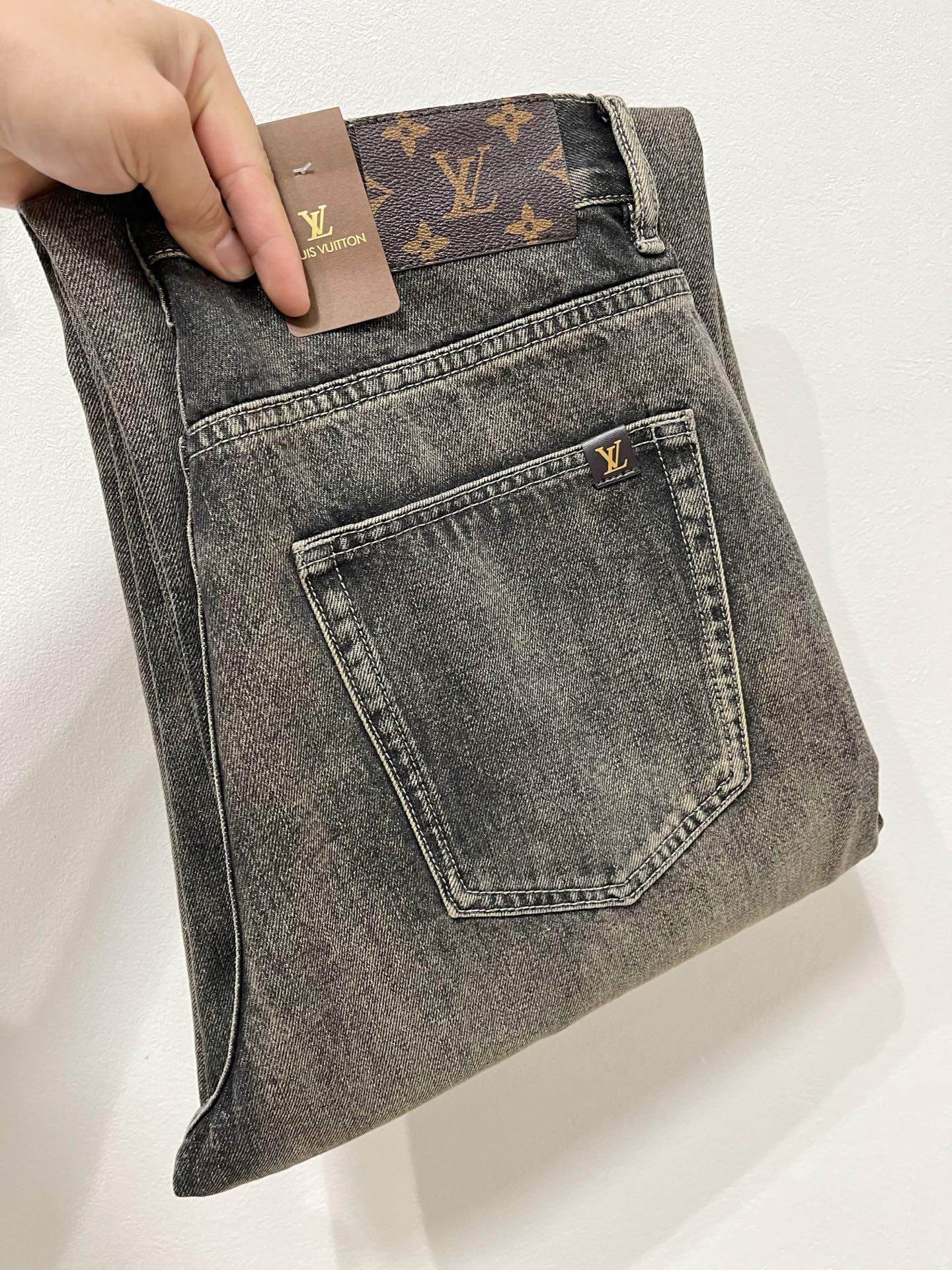 NO:473788,LV Louis Vuitton [Loose Straight] Retro Gradient Jeans | Street cool must have Classic denim blue with unique gradient effect, the transition of dark and light colors is natural, as if with the traces of time, and the retro feel is directly full. The straight style is not picky about the legs, which can well modify the leg lines, making it straight and slim. The metal buckle and simple pocket design at the waist of the trousers are full of details. Number of sizes 28-38 (shipped the next day),,louis vuitton,louis vuitton,jeans,alexander wang19860909LV路易威登【宽松直筒】复古渐变牛仔裤 | 街头酷感必备 经典牛仔蓝搭配独特的渐变效果,深浅颜色的过渡自然,仿佛带着岁月的痕迹,复古感直接拉满. 直筒的版型不挑腿型,能够很好地修饰腿部线条,显直又显瘦.裤腰处的金属扣和简约口袋设计,细节感满满. 码数28-38（隔天出货）,,louis vuitton,louis vuitton,jeans,alexander wang,Men's clothing