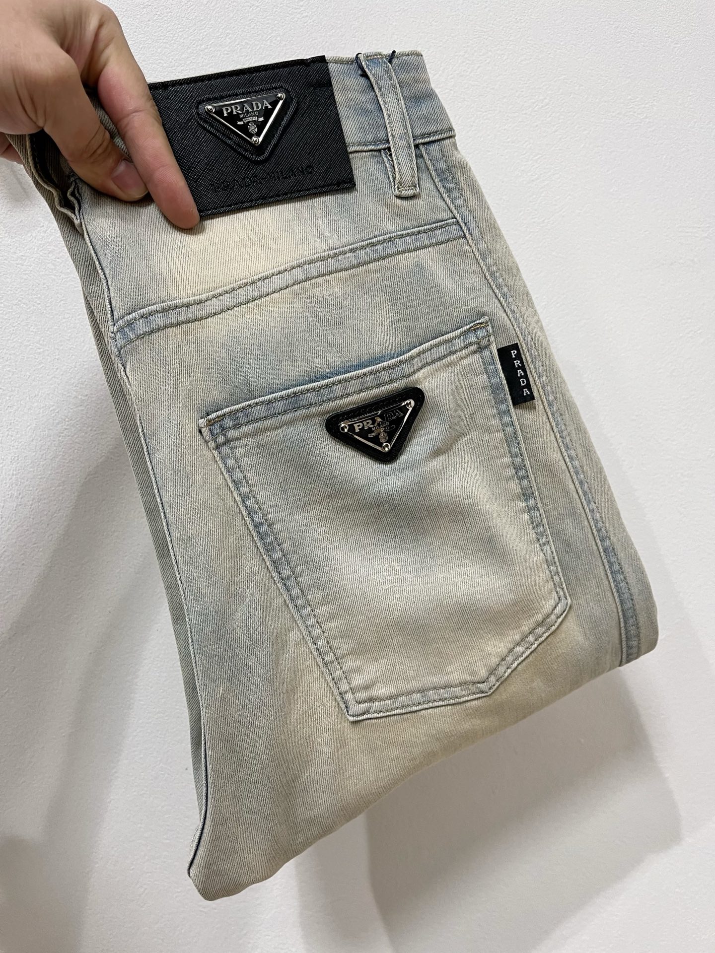 NO:473770,PRADA [Loose Straight] Retro Gradient Jeans | A must-have for street coolness. Classic denim blue is paired with a unique gradient effect. The transition of dark and light colors is natural, as if it has the traces of time, and the retro feel is directly full. The straight style is not picky about the legs, which can well modify the leg lines, making it straight and slim. The metal buckle and simple pocket design at the waist of the trousers are full of details. S-3Xl (shipped the next day), prada, prada, jeans, alexander wang19860909PRADA普拉达【宽松直筒】复古渐变牛仔裤 | 街头酷感必备 经典牛仔蓝搭配独特的渐变效果,深浅颜色的过渡自然,仿佛带着岁月的痕迹,复古感直接拉满. 直筒的版型不挑腿型,能够很好地修饰腿部线条,显直又显瘦.裤腰处的金属扣和简约口袋设计,细节感满满. 码数S-3Xl（隔天出货）,,prada,prada,jeans,alexander wang,Men's clothing