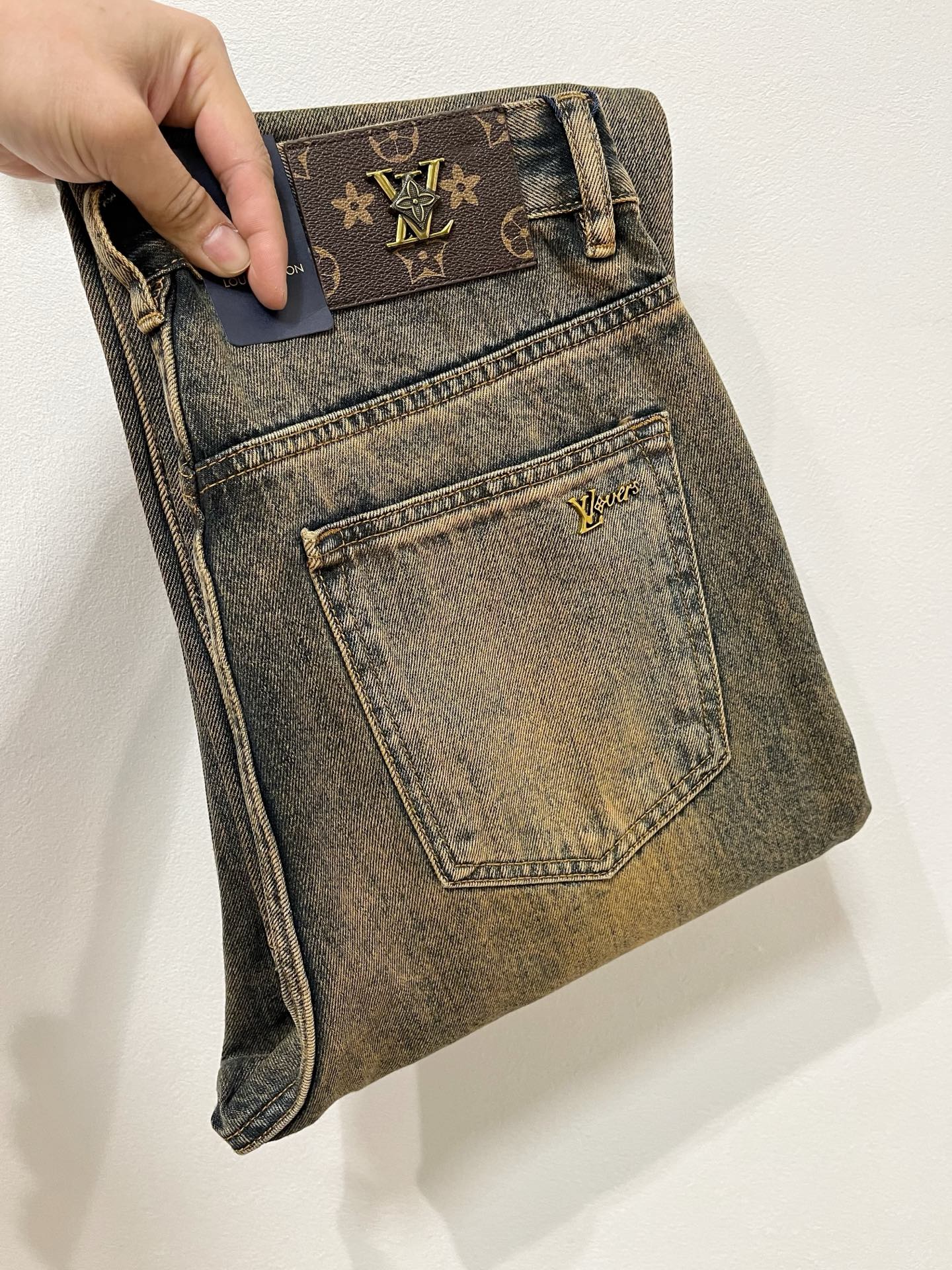 NO:473782,LV Louis Vuitton [Loose Straight] Retro Gradient Jeans | Street cool must have Classic denim blue with unique gradient effect, the transition from dark blue to light yellow is natural, as if with the traces of time, the retro feel is directly full. The straight style is not picky about the legs, which can well modify the leg lines, making it straight and slim. The metal buckle and simple pocket design at the waist of the trousers are full of details. Number of sizes 28-38 (shipped the next day),,louis vuitton,louis vuitton,jeans,alexander wang19860909LV路易威登【宽松直筒】复古渐变牛仔裤 | 街头酷感必备 经典牛仔蓝搭配独特的渐变效果,从深蓝到浅黄的过渡自然,仿佛带着岁月的痕迹,复古感直接拉满. 直筒的版型不挑腿型,能够很好地修饰腿部线条,显直又显瘦.裤腰处的金属扣和简约口袋设计,细节感满满. 码数28-38（隔天出货）,,louis vuitton,louis vuitton,jeans,alexander wang,Men's clothing