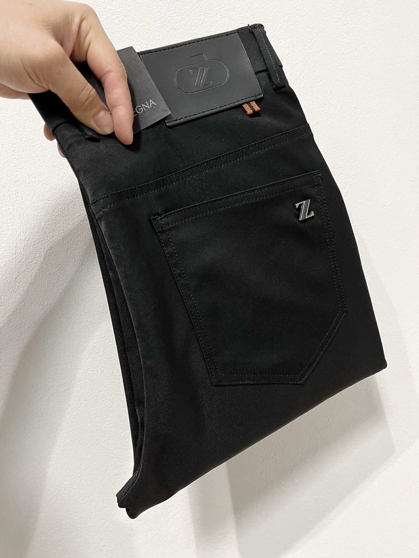 NO:461881,ZEGNA casual pants trousers 2025SS spring and summer new style, high-end custom pants special fabric, custom original hardware, heavy industry technology, fine line, custom fabric, soft and comfortable, significant texture, exquisite auxiliary materials, excellent upper body effect, complete three standards, standard sizes 28-38, no 35 (shipped the next day),,zegna,alexander wang19860909ZEGNA杰尼亚 休闲裤 西裤2025SS春夏新款 高级定制裤子专用面料 定制原版五金 重工工艺打造 车工走线精细 定制面料 柔软舒适 质感显著 辅料精美 上身效果超赞 三标齐全 标准尺码28-38,无35（隔天出货）,,zegna,alexander wang,Men's clothing