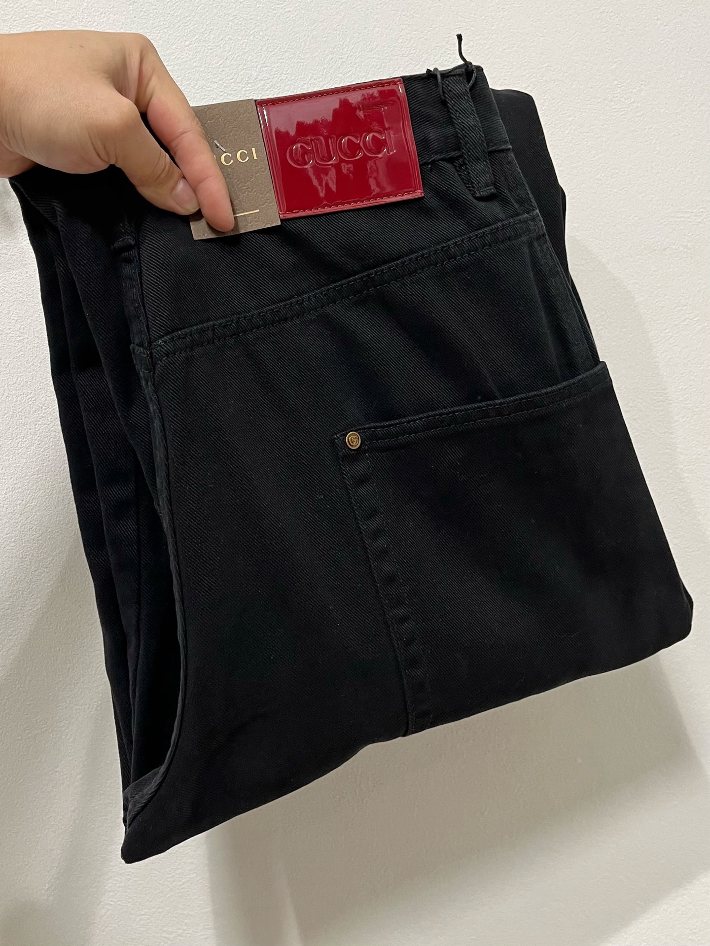 NO:473776,GUCCI [Loose Straight] Retro Gradient Jeans | A must-have for street coolness. Classic denim blue is paired with a unique gradient effect. The wash water color transitions naturally, as if it has the traces of time, and the retro feels directly full. The straight style is not picky about the legs, which can well modify the leg lines, making it straight and slim. The metal buckle and simple pocket design at the waist of the trousers are full of details. Number of sizes 28-38 (shipped the next day), gucci, jeans, alexander wang19860909GUCCI古奇【宽松直筒】复古渐变牛仔裤 | 街头酷感必备 经典牛仔蓝搭配独特的渐变效果,洗水颜色过渡自然,仿佛带着岁月的痕迹,复古感直接拉满. 直筒的版型不挑腿型,能够很好地修饰腿部线条,显直又显瘦.裤腰处的金属扣和简约口袋设计,细节感满满. 码数28-38（隔天出货）,,gucci,jeans,alexander wang,Men's clothing