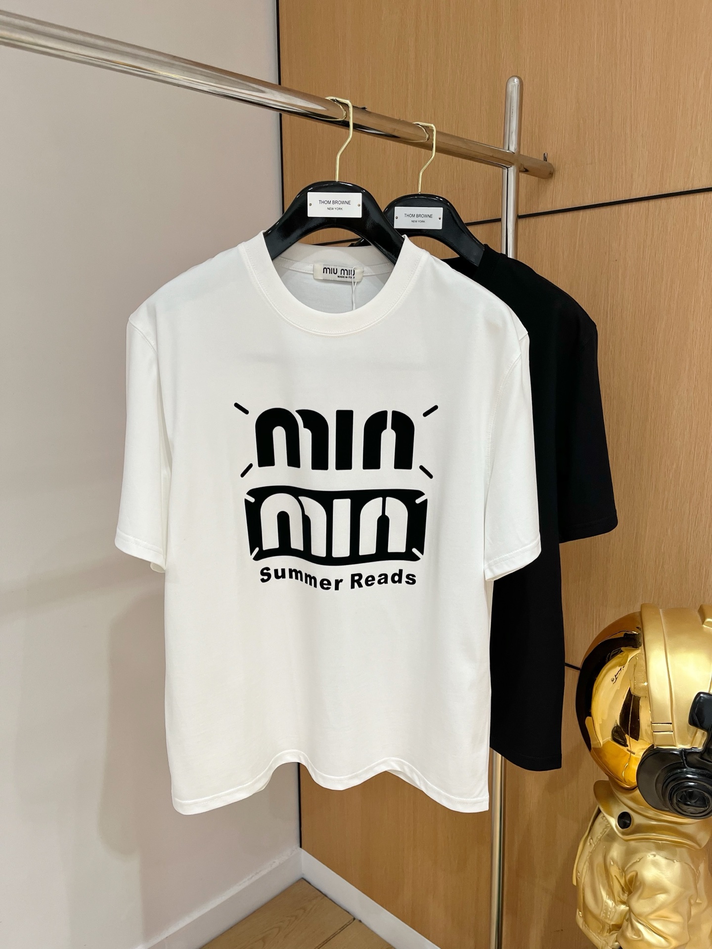 NO:423045,MiuMiu 2025 spring and summer new product, complete three standards, 260g round neck pure cotton short-sleeved T-shirt, good products do not need to be introduced too much, look at the details, counter code M-XXXL 175/suggestion L,,miumiu,T-shirt,tees,t-shirt,alexander wang19860909MiuMiu 2025春夏新品 三标齐全 260克圆领纯棉短袖T恤 好货不用过多介绍 看细节 专柜码数M-XXXL 175/建议L,,miumiu,T-shirt,tees，t-shirt,alexander wang,Men's clothing