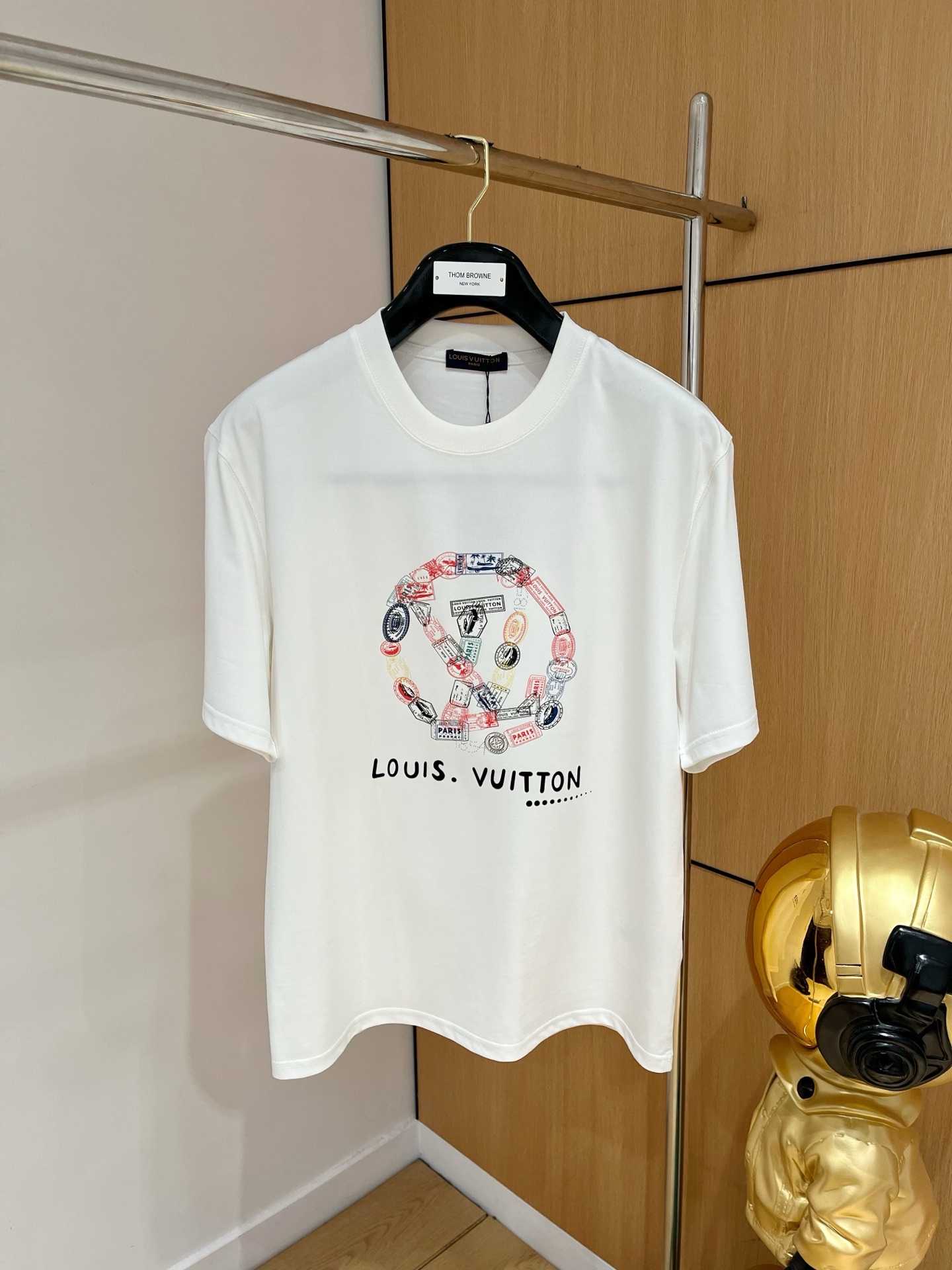 NO:423013,LV/Louis Vuitton 2025 Spring and Summer New Products Complete Three Standards 260g round neck pure cotton short-sleeved T-shirt. Good products don’t need to be introduced too much. Look at the details. Counter code M-XXXL 175/Suggestions L,,louis vuitton,louis vuitton,T-shirt,tees,t-shirt,alexander wang19860909LV/路易威登 2025春夏新品 三标齐全 260克圆领纯棉短袖T恤 好货不用过多介绍 看细节 专柜码数M-XXXL 175/建议L,,louis vuitton,louis vuitton,T-shirt,tees，t-shirt,alexander wang,Men's clothing
