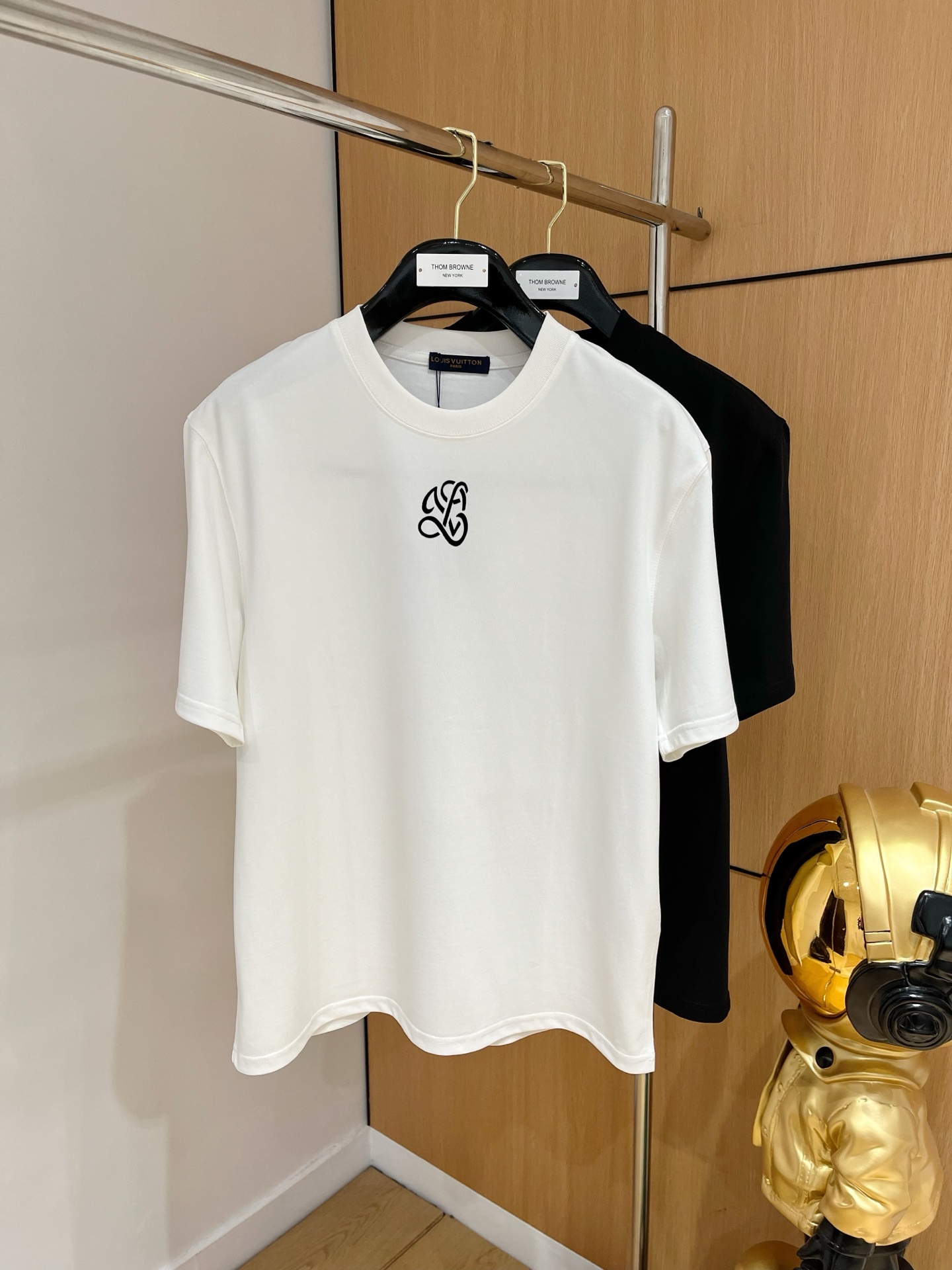 NO:509620,LV/Louis Vuitton 2025 Spring and Summer New Products Complete Three Standards 260g round neck pure cotton short-sleeved T-shirt. Good products don’t need to be introduced too much. Look at the details. Counter code M-XXXL 175/Suggestions L,,louis vuitton,louis vuitton,T-shirt,tees,t-shirt,alexander wang19860909LV/路易威登 2025春夏新品 三标齐全 260克圆领纯棉短袖T恤 好货不用过多介绍 看细节 专柜码数M-XXXL 175/建议L,,louis vuitton,louis vuitton,T-shirt,tees，t-shirt,alexander wang,Men's clothing