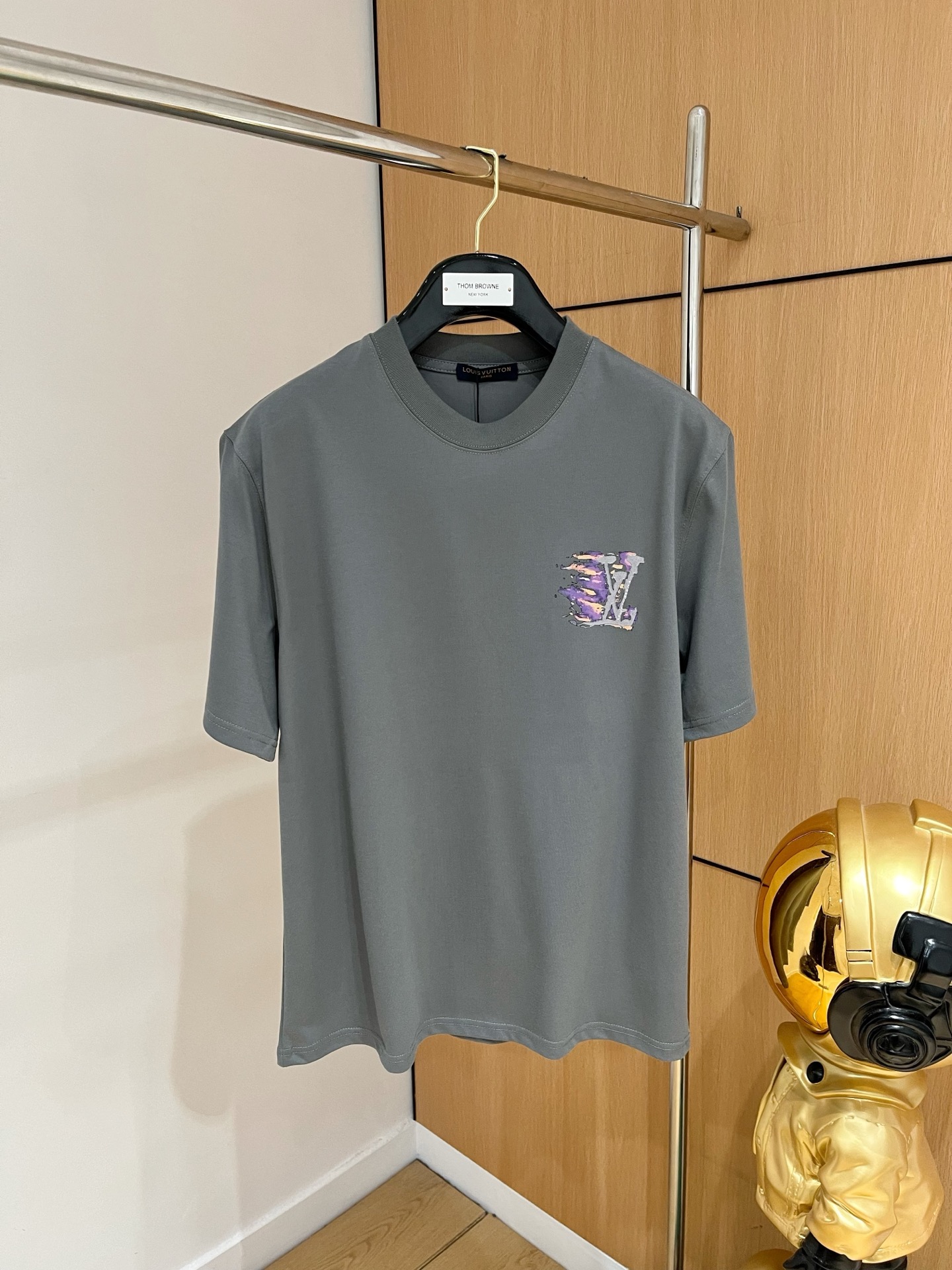 NO:422975,LV/Louis Vuitton 2025 Spring and Summer New Products Complete Three Standards 260g round neck pure cotton short-sleeved T-shirt. Good products don’t need to be introduced too much. Look at the details. Counter code M-XXXL 175/Suggestions L,,louis vuitton,louis vuitton,T-shirt,tees,t-shirt,alexander wang19860909LV/路易威登 2025春夏新品 三标齐全 260克圆领纯棉短袖T恤 好货不用过多介绍 看细节 专柜码数M-XXXL 175/建议L,,louis vuitton,louis vuitton,T-shirt,tees，t-shirt,alexander wang,Men's clothing