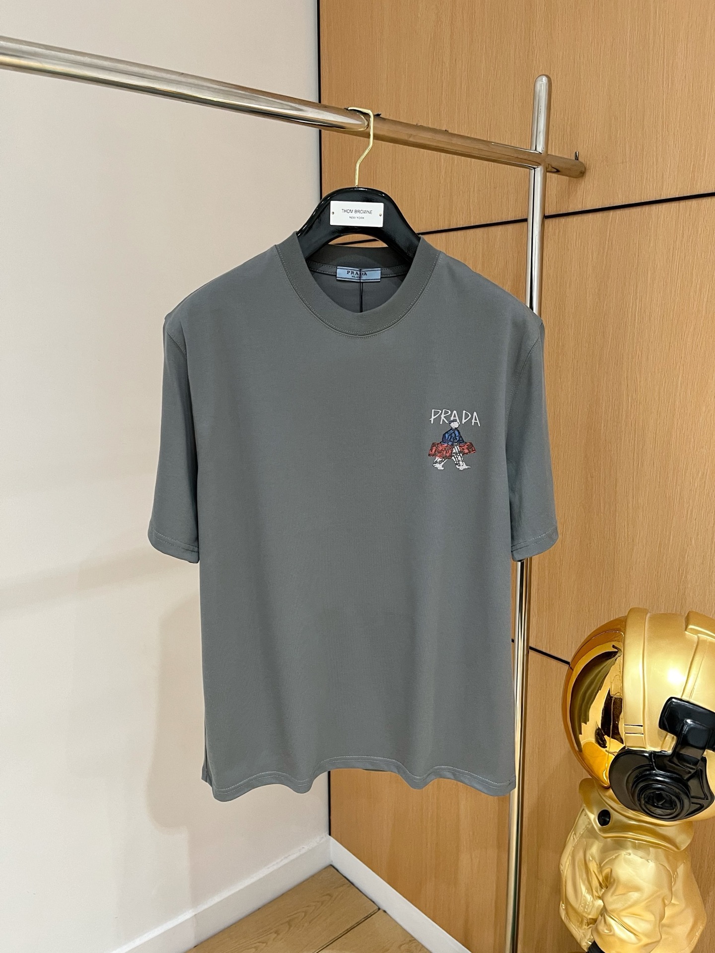 NO:423004,Prada/Prada 2025 spring and summer new product, complete three standards, 260g round neck pure cotton short-sleeved T-shirt. Don’t need to introduce too much good products. Look at the details. Counter code M-XXXL 175/Suggestions,,prada,prada,T-shirt,tees,t-shirt,alexander wang19860909Prada/普拉达 2025春夏新品 三标齐全 260克圆领纯棉短袖T恤 好货不用过多介绍 看细节 专柜码数M-XXXL 175/建议L,,prada,prada,T-shirt,tees，t-shirt,alexander wang,Men's clothing